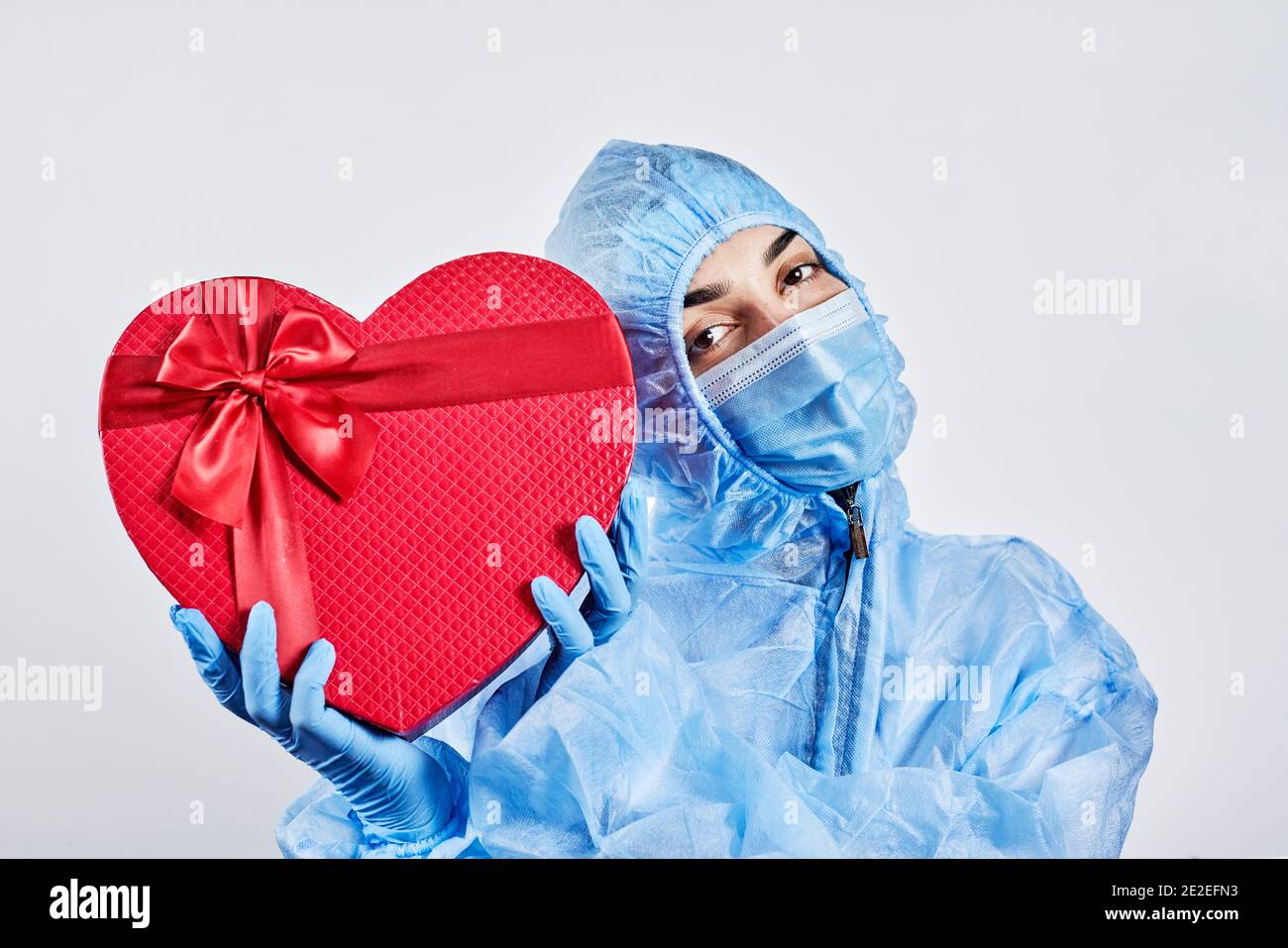 Une travailleuse de la santé reçoit un cadeau de Valentin au travail.  Médecin célébrant la Saint Valentin à l'hôpital. Bonne Saint Valentin  pendant le coronavirus Photo Stock - Alamy