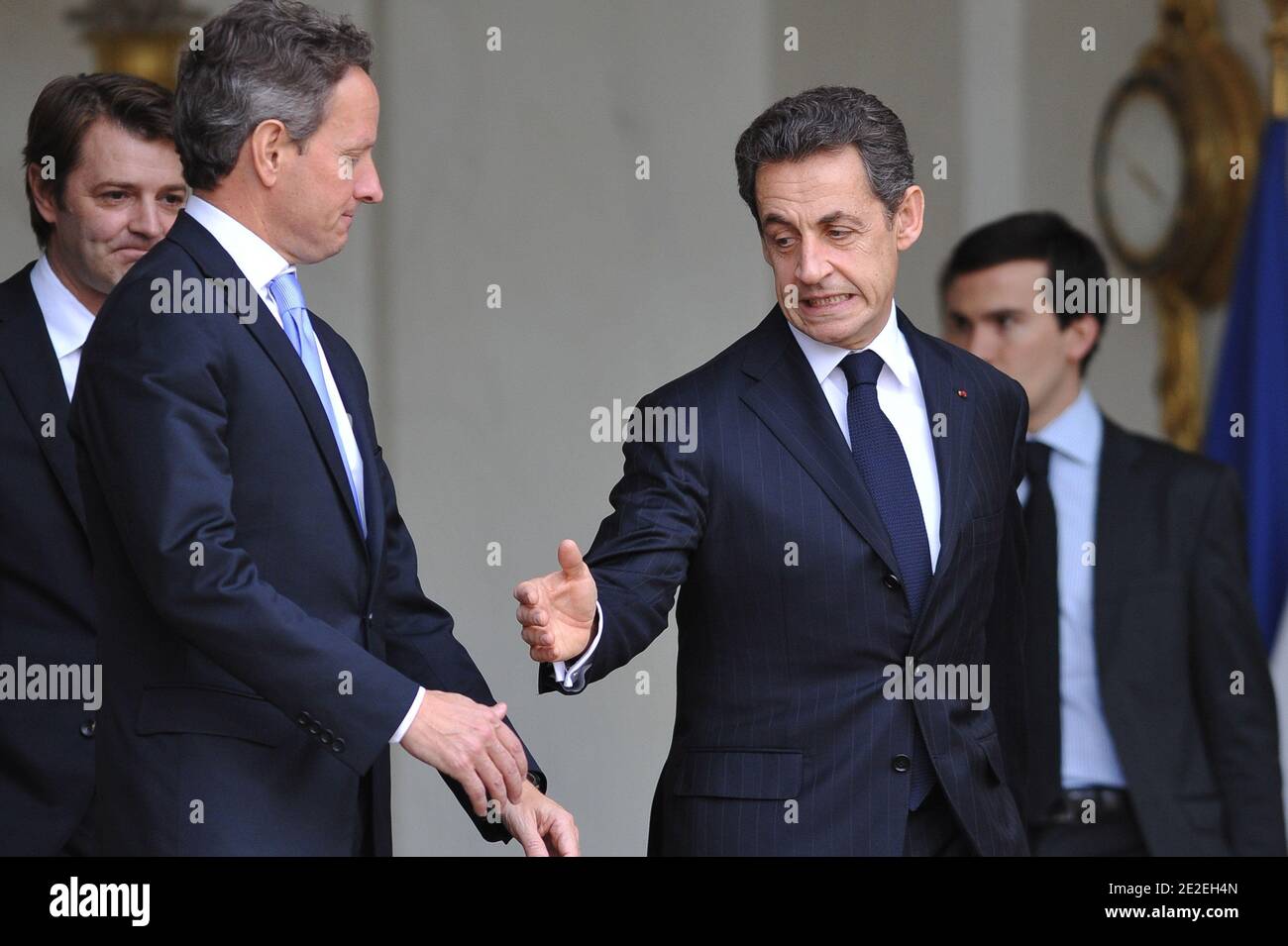 Le secrétaire AMÉRICAIN au Trésor Timothy Geithner, le ministre français de l'économie et des finances François Baroin et le président français Nicolas Sarkozy sont photographiés à la fin d'une réunion au palais présidentiel de l'Elysée à Paris, en France, le 07 décembre 2011. Photo de Christophe Guibbbaud/ABACAPRESS.COM Banque D'Images