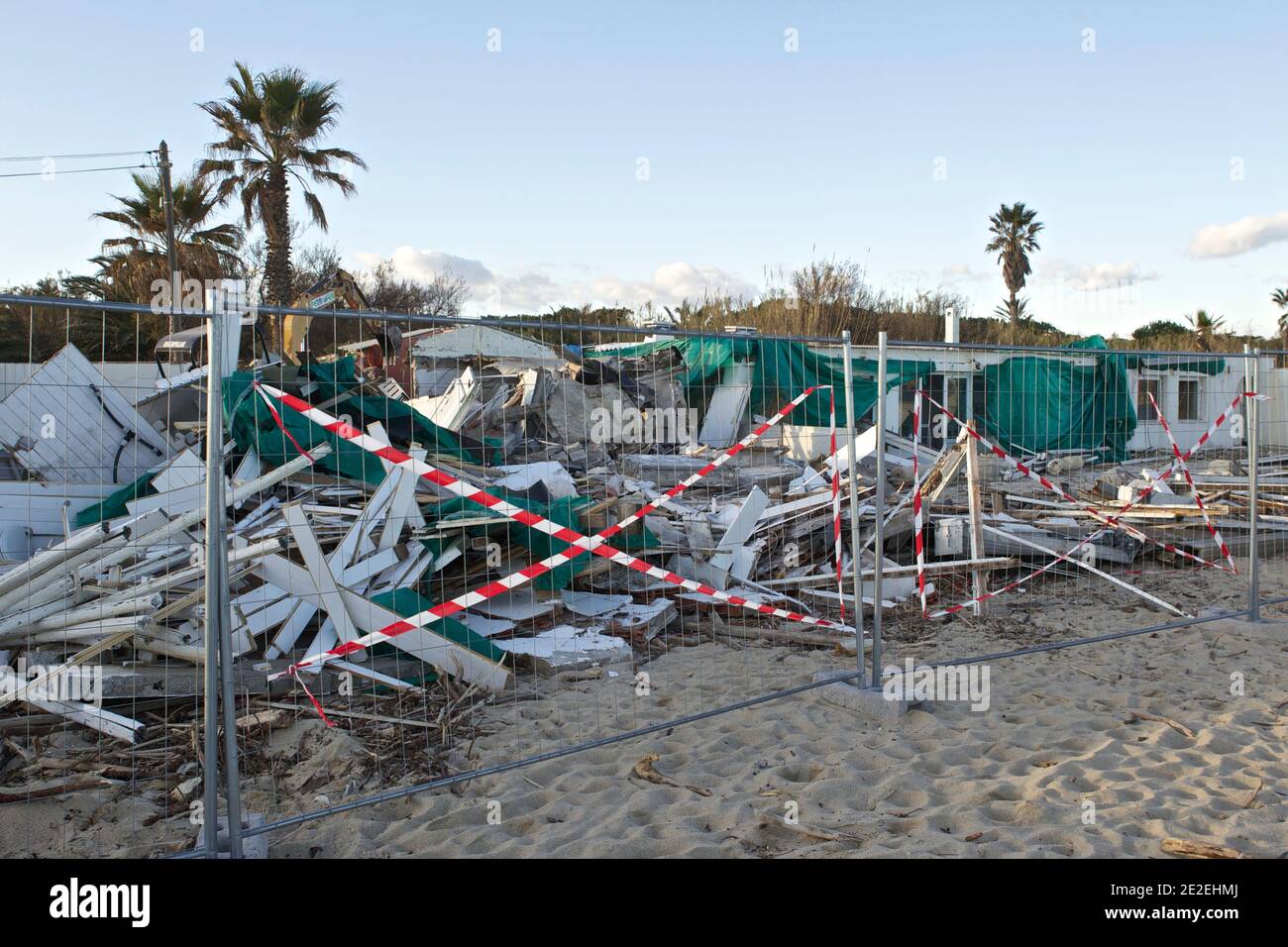 Le club de plage 'la voile Rouge' a été démoli le long de la plage de  Pampelonne à Ramatuelle, près de Saint-Tropez, dans le sud-est de la  France, le 7 décembre 2011,