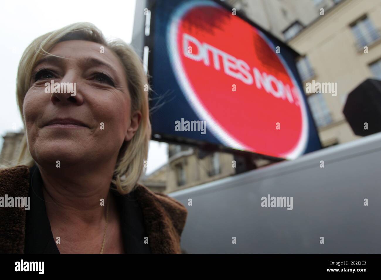 Présidente du parti d'extrême-droite français Front national (FN) et candidate à l'élection présidentielle de 2012, Marine le Pen s'adresse aux médias devant le Sénat à Paris, en France, le 8 décembre 2011. Le Sénat français de gauche a adopté aujourd'hui un projet de loi permettant aux résidents étrangers de voter aux élections locales. Photo de Laetitia Notarianni/ABACAPRESS.COM Banque D'Images