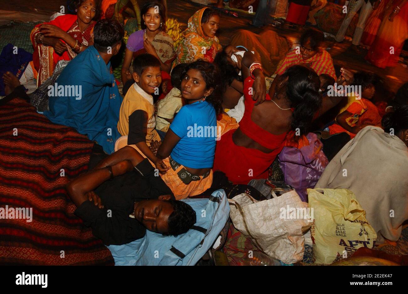 Chhath Puja festival, dédié au Dieu du Soleil Surya.l'un des festivals religieux les plus attendus dans le nord de l'Inde.célèbre des ghats de Kolkata, la population nettoie ses péchés dans les eaux de la rivière Hooghly ( un disitributary du Ganga ), Kolkata, Inde, sari, vêtements traditionnels.Festival Chhath Puja, Dedie au dieu du soleil Surya.un des festivals les plus attendu dans le nord de l'Inde.sur les ghats celebres de Calcutta, la population se purifie de ses noix dans les eaux de la riviere Hoogly( defluent du Gange ), Calcutta, Inde, sari, vetement traditionnel, 2007. Photos de David Banque D'Images