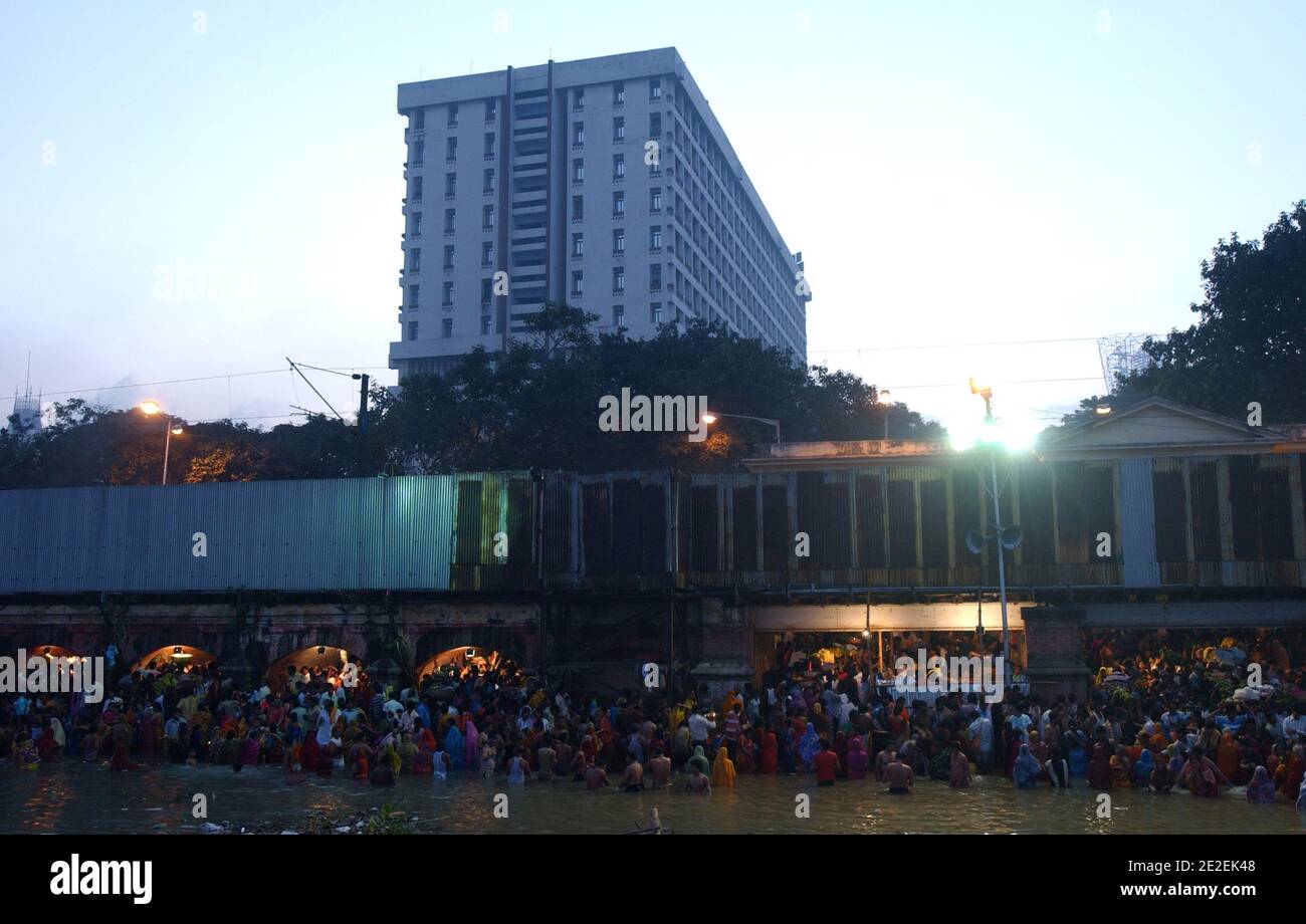 Chhath Puja festival, dédié au Dieu du Soleil Surya.un des festivals religieux les plus attendus dans le nord de l'Inde.célèbre des ghats de Kolkata, la population nettoie ses péchés dans les eaux de la rivière Hooghly ( un disitributary du Ganga ), Kolkata, Inde.Festival Chhath Puja, Dedie au dieu du soleil Surya.un des festivals les plus attendu dans le nord de l'Inde.sur les ghats celebres de Calcutta, la population se purifie de ses noix dans les eaux de la riviere Hoogly( defluent du Gange ), Calcutta, Inde, 2007. Photos de David Lefranc/ABACAPRESS.COM Banque D'Images