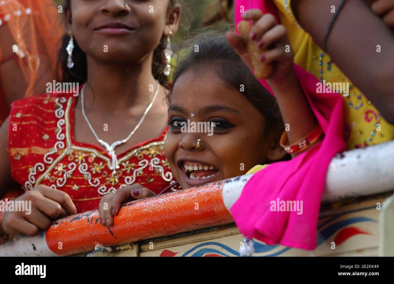 Chhath Puja festival, dédié au Dieu du Soleil Surya.un des festivals religieux les plus attendus dans le nord de l'Inde.célèbre des ghats de Kolkata, la population nettoie ses péchés dans les eaux de la rivière Hooghly ( un disitributary du Ganga ), Kolkata, Inde.Festival Chhath Puja, Dedie au dieu du soleil Surya.un des festivals les plus attendu dans le nord de l'Inde.sur les ghats celebres de Calcutta, la population se purifie de ses noix dans les eaux de la riviere Hoogly( defluent du Gange ), Calcutta, Inde, 2007. Photos de David Lefranc/ABACAPRESS.COM Banque D'Images