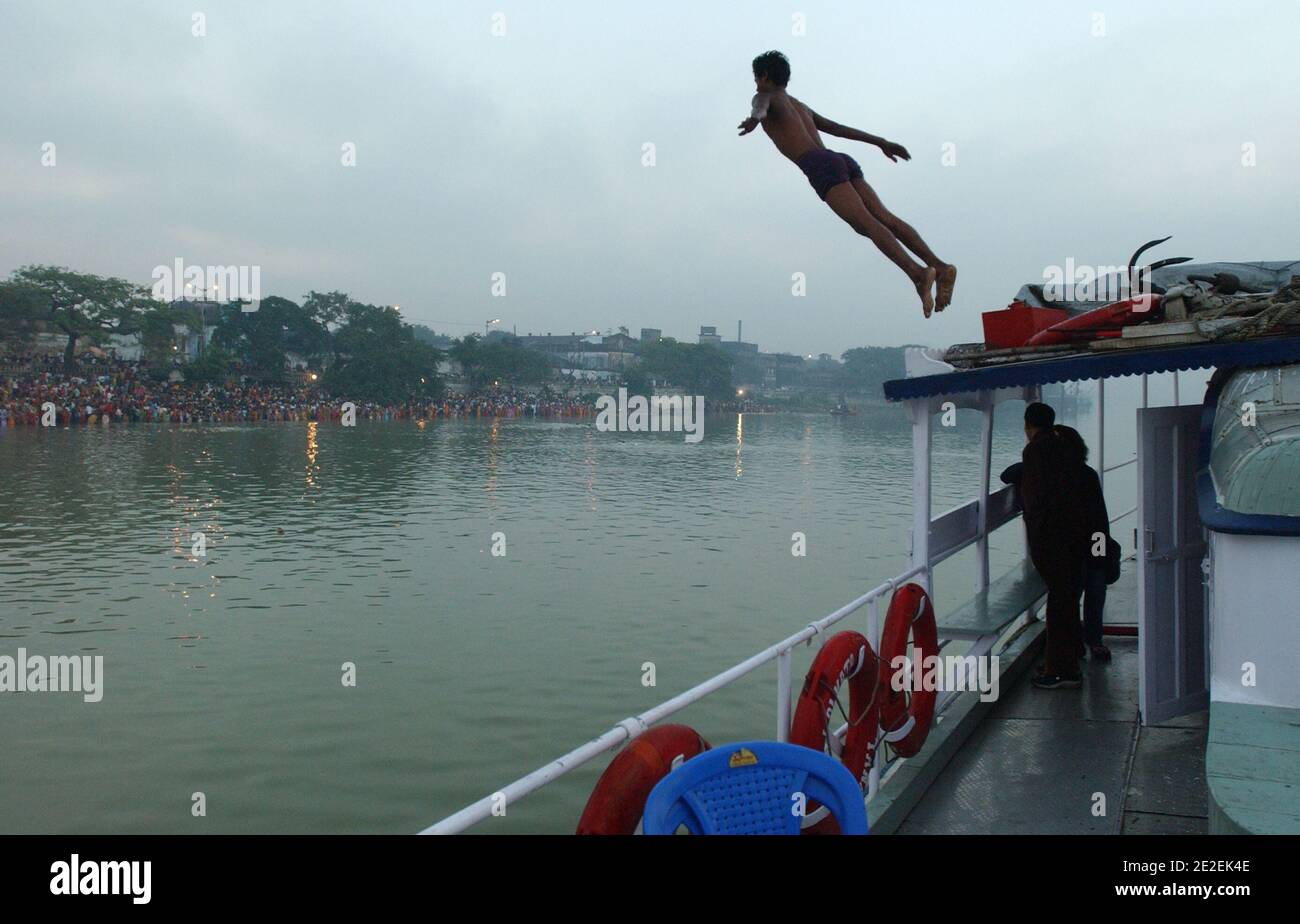 Chhath Puja festival, dédié au Dieu du Soleil Surya.un des festivals religieux les plus attendus dans le nord de l'Inde.célèbre des ghats de Kolkata, la population nettoie ses péchés dans les eaux de la rivière Hooghly ( un disitributary du Ganga ), Kolkata, Inde.Festival Chhath Puja, Dedie au dieu du soleil Surya.un des festivals les plus attendu dans le nord de l'Inde.sur les ghats celebres de Calcutta, la population se purifie de ses noix dans les eaux de la riviere Hoogly( defluent du Gange ), Calcutta, Inde, 2007. Photos de David Lefranc/ABACAPRESS.COM Banque D'Images