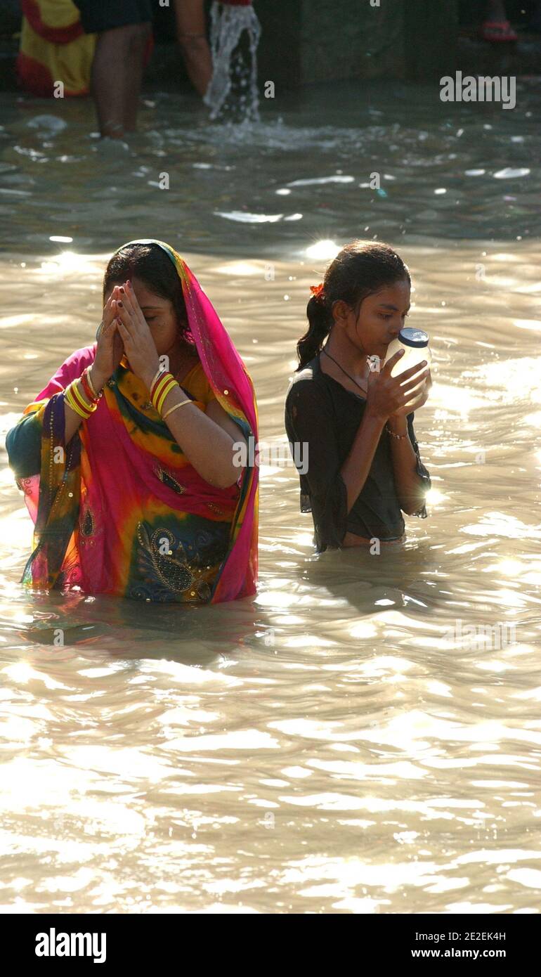 Chhath Puja festival, dédié au Dieu du Soleil Surya.l'un des festivals religieux les plus attendus dans le nord de l'Inde.célèbre des ghats de Kolkata, la population nettoie ses péchés dans les eaux de la rivière Hooghly ( un disitributary du Ganga ), Kolkata, Inde, sari, vêtements traditionnels, femmes.Festival Chhath Puja, Dedie au dieu du soleil Surya.un des festivals les plus attendu dans le nord de l'Inde.sur les ghats celebres de Calcutta, la population se purifie de ses noix dans les eaux de la riviere Hoogly( defluent du Gange ), Calcutta, Inde, sari, vetement traditionel, femmes, 2007. Banque D'Images