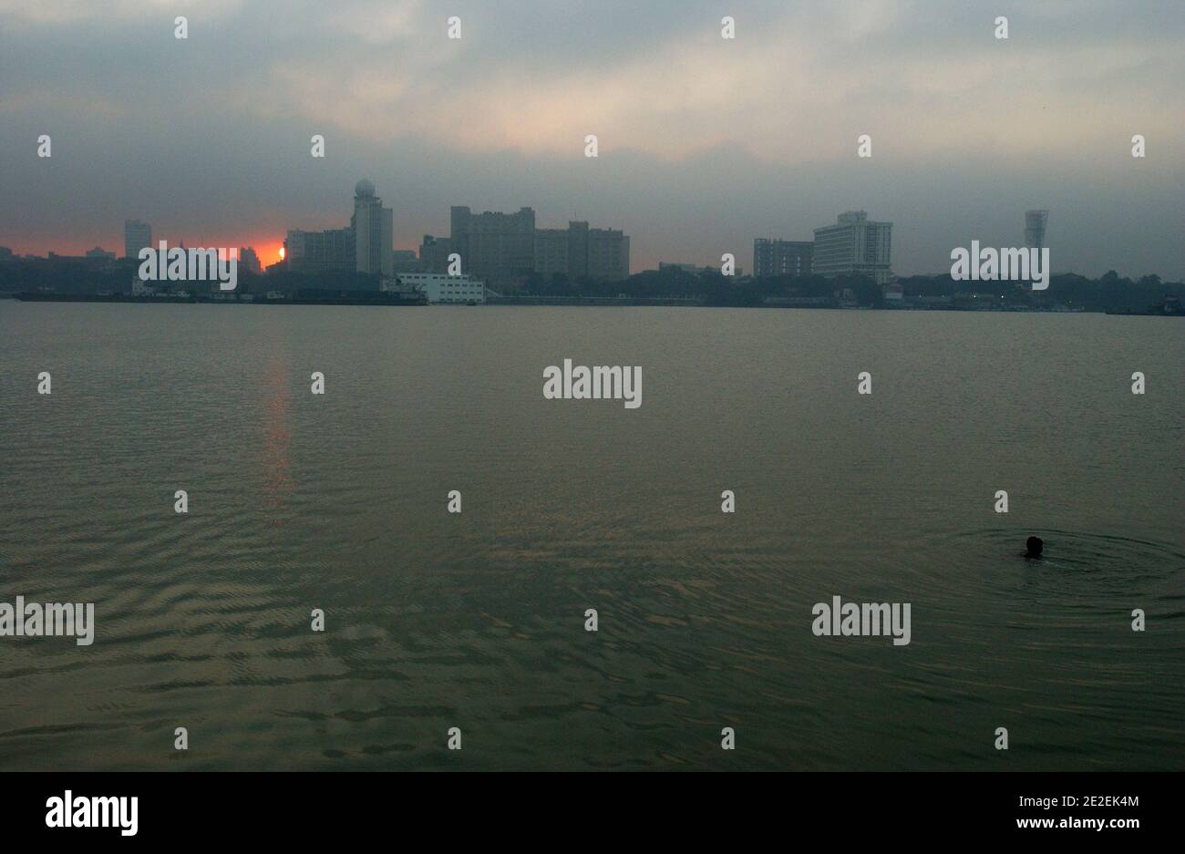 Chhath Puja festival, dédié au Dieu du Soleil Surya.un des festivals religieux les plus attendus dans le nord de l'Inde.célèbre des ghats de Kolkata, la population nettoie ses péchés dans les eaux de la rivière Hooghly ( un disitributary du Ganga ), Kolkata, Inde.Festival Chhath Puja, Dedie au dieu du soleil Surya.un des festivals les plus attendu dans le nord de l'Inde.sur les ghats celebres de Calcutta, la population se purifie de ses noix dans les eaux de la riviere Hoogly( defluent du Gange ), Calcutta, Inde, 2007. Photos de David Lefranc/ABACAPRESS.COM Banque D'Images