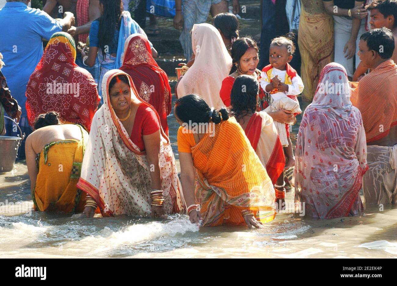 Chhath Puja festival, dédié au Dieu du Soleil Surya.l'un des festivals religieux les plus attendus dans le nord de l'Inde.célèbre des ghats de Kolkata, la population nettoie ses péchés dans les eaux de la rivière Hooghly ( un disitributary du Ganga ), Kolkata, Inde, sari, vêtements traditionnels.Festival Chhath Puja, Dedie au dieu du soleil Surya.un des festivals les plus attendu dans le nord de l'Inde.sur les ghats celebres de Calcutta, la population se purifie de ses noix dans les eaux de la riviere Hoogly( defluent du Gange ), Calcutta, Inde, sari, vetement traditionnel, 2007. Photos de David Banque D'Images