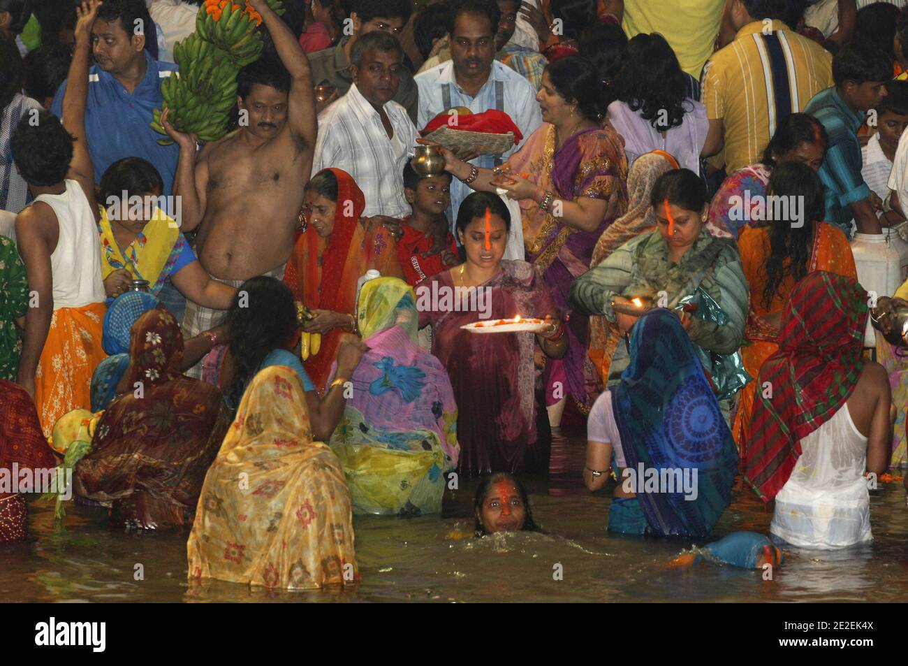 Chhath Puja festival, dédié au Dieu du Soleil Surya.un des festivals religieux les plus attendus dans le nord de l'Inde.célèbre des ghats de Kolkata, la population nettoie ses péchés dans les eaux de la rivière Hooghly ( un disitributary du Ganga ), Kolkata, Inde.Festival Chhath Puja, Dedie au dieu du soleil Surya.un des festivals les plus attendu dans le nord de l'Inde.sur les ghats celebres de Calcutta, la population se purifie de ses noix dans les eaux de la riviere Hoogly( defluent du Gange ), Calcutta, Inde, 2007. Photos de David Lefranc/ABACAPRESS.COM Banque D'Images