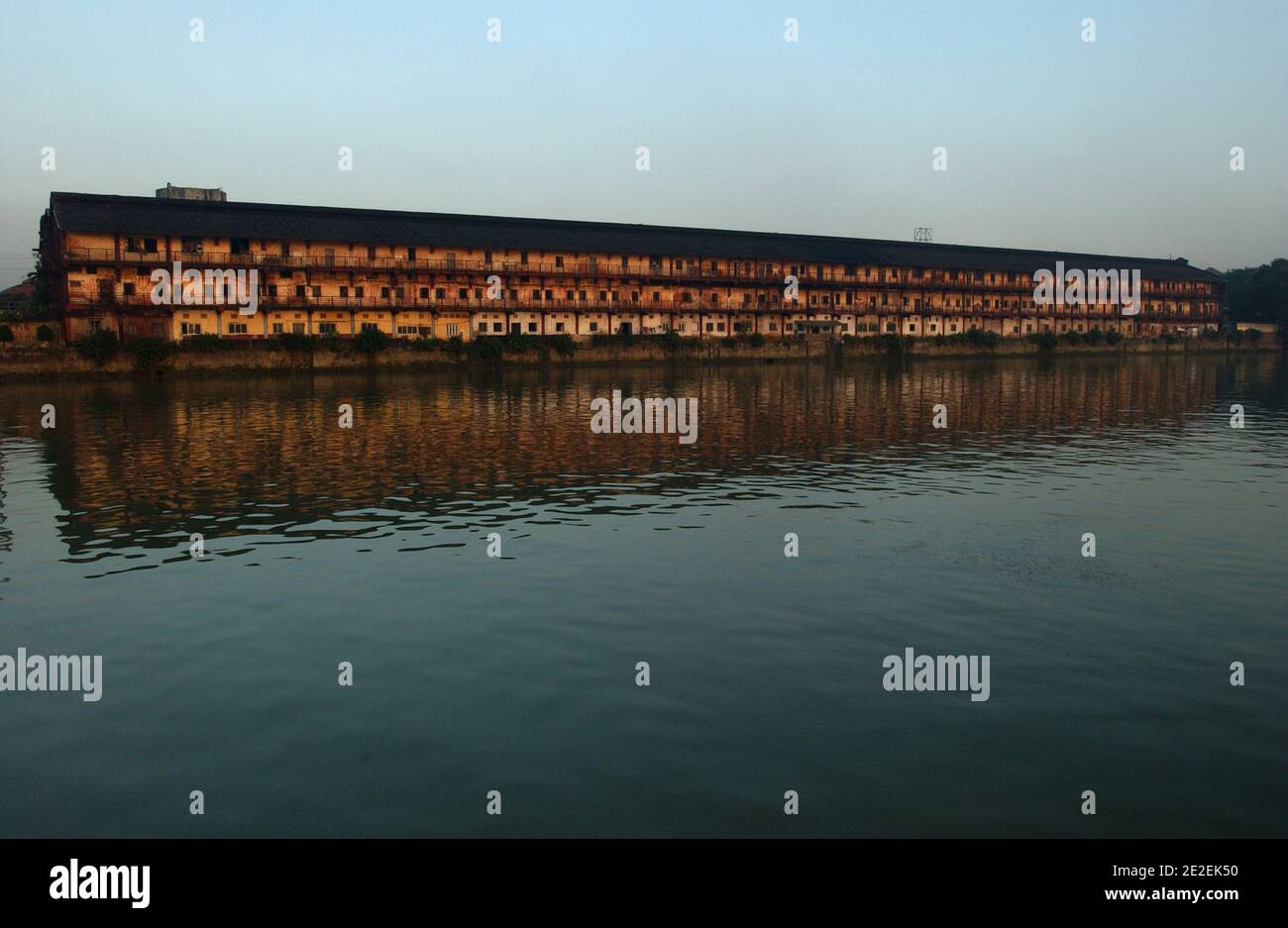 Chhath Puja festival, dédié au Dieu du Soleil Surya.un des festivals religieux les plus attendus dans le nord de l'Inde.célèbre des ghats de Kolkata, la population nettoie ses péchés dans les eaux de la rivière Hooghly ( un disitributary du Ganga ), Kolkata, Inde.Festival Chhath Puja, Dedie au dieu du soleil Surya.un des festivals les plus attendu dans le nord de l'Inde.sur les ghats celebres de Calcutta, la population se purifie de ses noix dans les eaux de la riviere Hoogly( defluent du Gange ), Calcutta, Inde, 2007. Photos de David Lefranc/ABACAPRESS.COM Banque D'Images