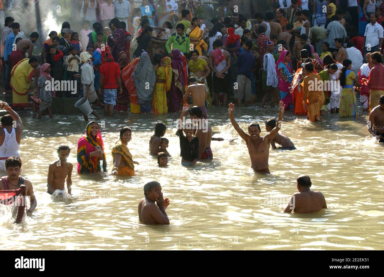 Chhath Puja festival, dédié au Dieu du Soleil Surya.un des festivals religieux les plus attendus dans le nord de l'Inde.célèbre des ghats de Kolkata, la population nettoie ses péchés dans les eaux de la rivière Hooghly ( un disitributary du Ganga ), Kolkata, Inde.Festival Chhath Puja, Dedie au dieu du soleil Surya.un des festivals les plus attendu dans le nord de l'Inde.sur les ghats celebres de Calcutta, la population se purifie de ses noix dans les eaux de la riviere Hoogly( defluent du Gange ), Calcutta, Inde, 2007. Photos de David Lefranc/ABACAPRESS.COM Banque D'Images
