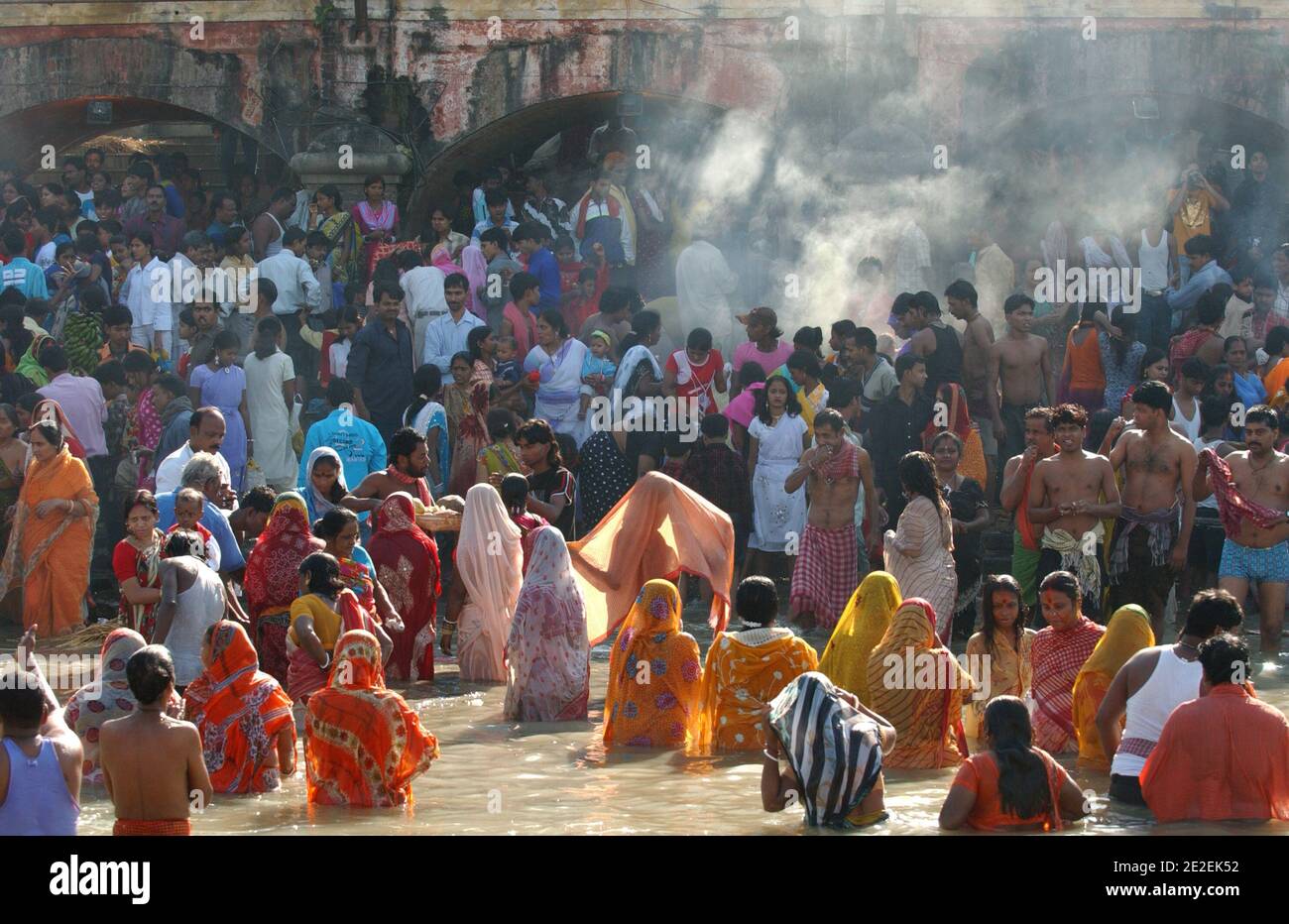 Chhath Puja festival, dédié au Dieu du Soleil Surya.un des festivals religieux les plus attendus dans le nord de l'Inde.célèbre des ghats de Kolkata, la population nettoie ses péchés dans les eaux de la rivière Hooghly ( un disitributary du Ganga ), Kolkata, Inde.Festival Chhath Puja, Dedie au dieu du soleil Surya.un des festivals les plus attendu dans le nord de l'Inde.sur les ghats celebres de Calcutta, la population se purifie de ses noix dans les eaux de la riviere Hoogly( defluent du Gange ), Calcutta, Inde, 2007. Photos de David Lefranc/ABACAPRESS.COM Banque D'Images