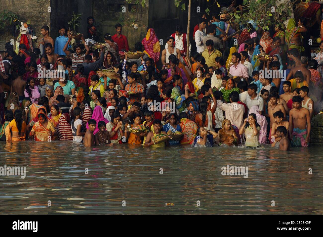 Chhath Puja festival, dédié au Dieu du Soleil Surya.un des festivals religieux les plus attendus dans le nord de l'Inde.célèbre des ghats de Kolkata, la population nettoie ses péchés dans les eaux de la rivière Hooghly ( un disitributary du Ganga ), Kolkata, Inde.Festival Chhath Puja, Dedie au dieu du soleil Surya.un des festivals les plus attendu dans le nord de l'Inde.sur les ghats celebres de Calcutta, la population se purifie de ses noix dans les eaux de la riviere Hoogly( defluent du Gange ), Calcutta, Inde, 2007. Photos de David Lefranc/ABACAPRESS.COM Banque D'Images