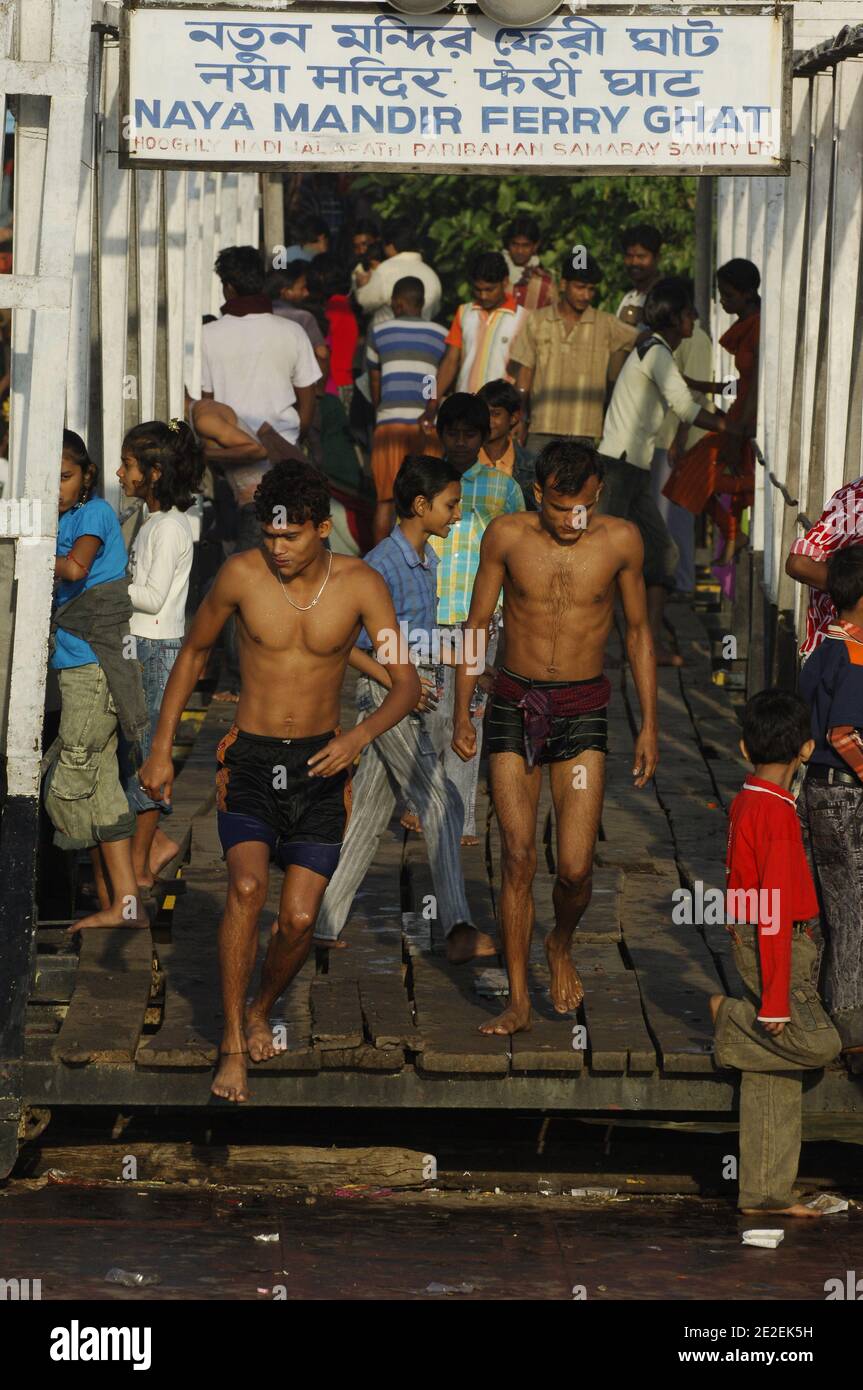 Chhath Puja festival, dédié au Dieu du Soleil Surya.un des festivals religieux les plus attendus dans le nord de l'Inde.célèbre des ghats de Kolkata, la population nettoie ses péchés dans les eaux de la rivière Hooghly ( un disitributary du Ganga ), Kolkata, Inde.Festival Chhath Puja, Dedie au dieu du soleil Surya.un des festivals les plus attendu dans le nord de l'Inde.sur les ghats celebres de Calcutta, la population se purifie de ses noix dans les eaux de la riviere Hoogly( defluent du Gange ), Calcutta, Inde, 2007. Photos de David Lefranc/ABACAPRESS.COM Banque D'Images