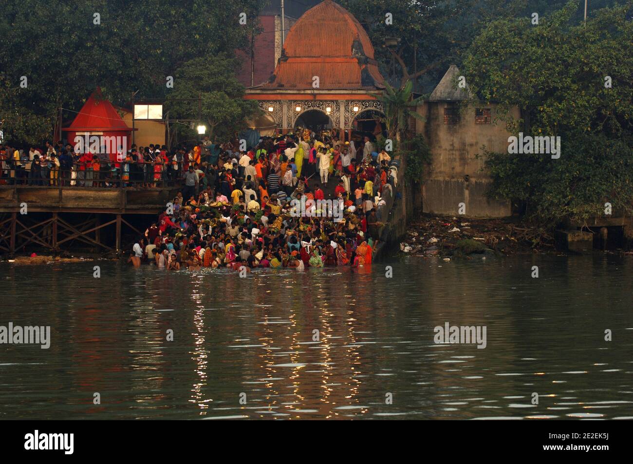 Chhath Puja festival, dédié au Dieu du Soleil Surya.un des festivals religieux les plus attendus dans le nord de l'Inde.célèbre des ghats de Kolkata, la population nettoie ses péchés dans les eaux de la rivière Hooghly ( un disitributary du Ganga ), Kolkata, Inde.Festival Chhath Puja, Dedie au dieu du soleil Surya.un des festivals les plus attendu dans le nord de l'Inde.sur les ghats celebres de Calcutta, la population se purifie de ses noix dans les eaux de la riviere Hoogly( defluent du Gange ), Calcutta, Inde, 2007. Photos de David Lefranc/ABACAPRESS.COM Banque D'Images