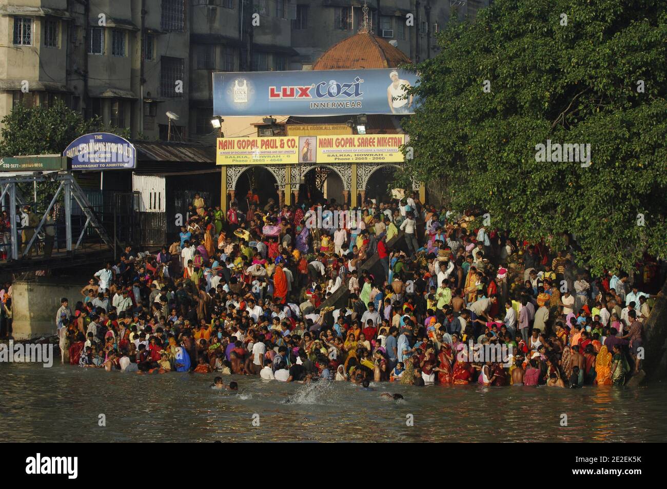 Chhath Puja festival, dédié au Dieu du Soleil Surya.un des festivals religieux les plus attendus dans le nord de l'Inde.célèbre des ghats de Kolkata, la population nettoie ses péchés dans les eaux de la rivière Hooghly ( un disitributary du Ganga ), Kolkata, Inde.Festival Chhath Puja, Dedie au dieu du soleil Surya.un des festivals les plus attendu dans le nord de l'Inde.sur les ghats celebres de Calcutta, la population se purifie de ses noix dans les eaux de la riviere Hoogly( defluent du Gange ), Calcutta, Inde, 2007. Photos de David Lefranc/ABACAPRESS.COM Banque D'Images