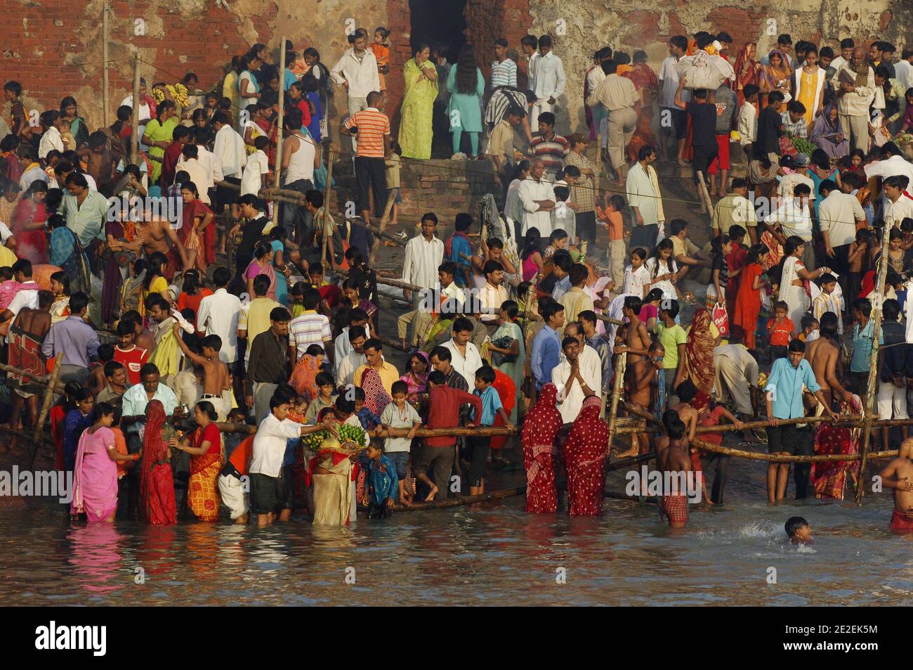 Chhath Puja festival, dédié au Dieu du Soleil Surya.un des festivals religieux les plus attendus dans le nord de l'Inde.célèbre des ghats de Kolkata, la population nettoie ses péchés dans les eaux de la rivière Hooghly ( un disitributary du Ganga ), Kolkata, Inde.Festival Chhath Puja, Dedie au dieu du soleil Surya.un des festivals les plus attendu dans le nord de l'Inde.sur les ghats celebres de Calcutta, la population se purifie de ses noix dans les eaux de la riviere Hoogly( defluent du Gange ), Calcutta, Inde, 2007. Photos de David Lefranc/ABACAPRESS.COM Banque D'Images