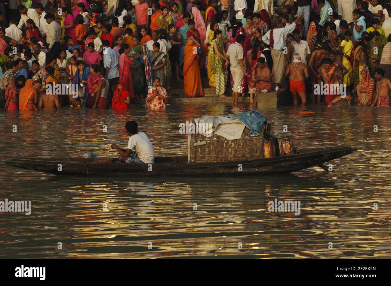 Chhath Puja festival, dédié au Dieu du Soleil Surya.un des festivals religieux les plus attendus dans le nord de l'Inde.célèbre des ghats de Kolkata, la population nettoie ses péchés dans les eaux de la rivière Hooghly ( un disitributary du Ganga ), navire, bateau, Kolkata, Inde.Festival Chhath Puja, Dedie au dieu du soleil Surya.un des festivals les plus attendu dans le nord de l'Inde.sur les ghats celebres de Calcutta, la population se purifie de ses noix dans les eaux de la riviere Hoogly( defluent du Gange ), barque, bateau, Calcutta, Inde, 2007. Photos de David Lefranc/ABACAPRESS.COM Banque D'Images