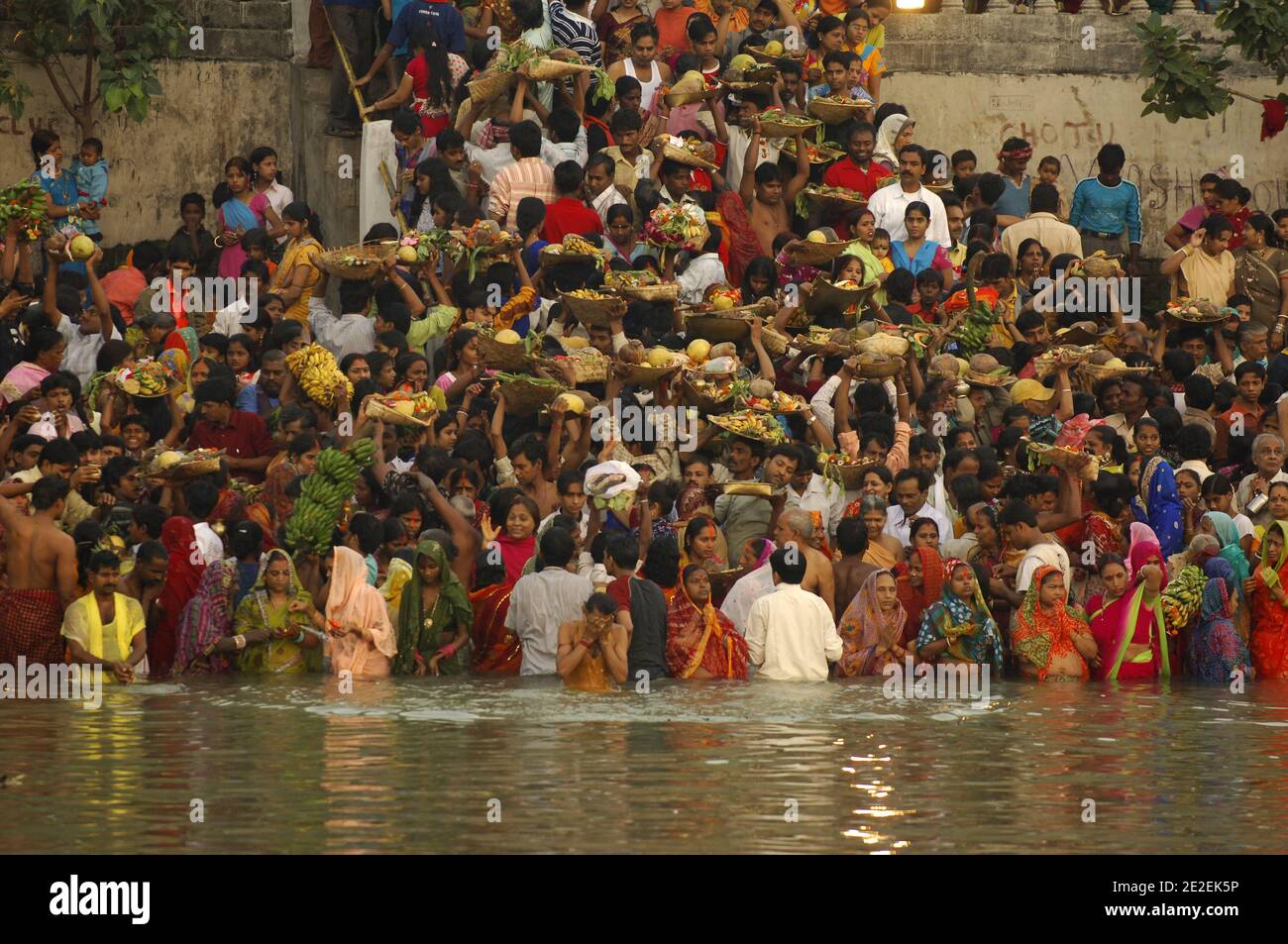 Chhath Puja festival, dédié au Dieu du Soleil Surya.un des festivals religieux les plus attendus dans le nord de l'Inde.célèbre des ghats de Kolkata, la population nettoie ses péchés dans les eaux de la rivière Hooghly ( un disitributary du Ganga ), Kolkata, Inde.Festival Chhath Puja, Dedie au dieu du soleil Surya.un des festivals les plus attendu dans le nord de l'Inde.sur les ghats celebres de Calcutta, la population se purifie de ses noix dans les eaux de la riviere Hoogly( defluent du Gange ), Calcutta, Inde, 2007. Photos de David Lefranc/ABACAPRESS.COM Banque D'Images