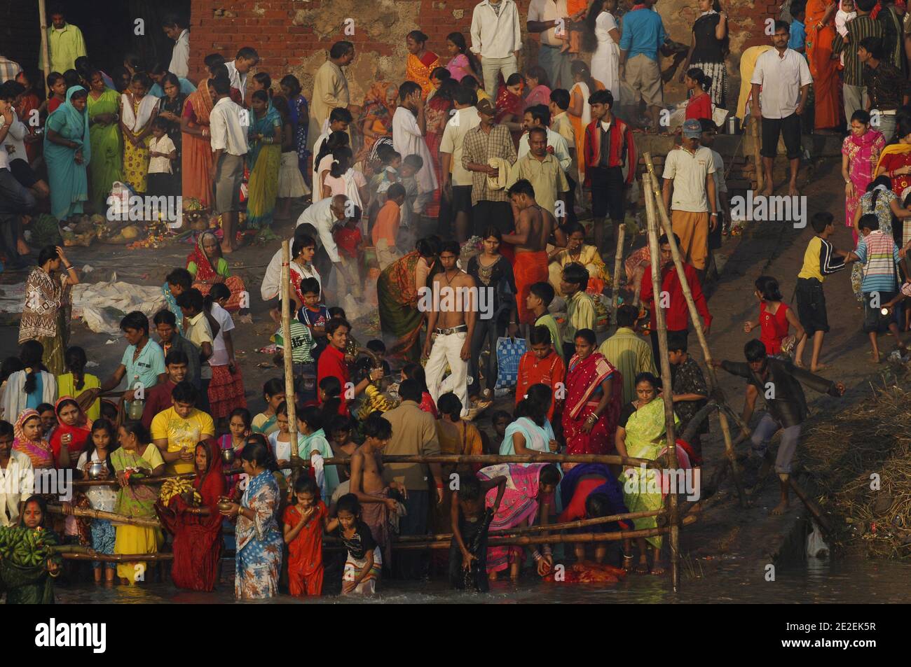 Chhath Puja festival, dédié au Dieu du Soleil Surya.un des festivals religieux les plus attendus dans le nord de l'Inde.célèbre des ghats de Kolkata, la population nettoie ses péchés dans les eaux de la rivière Hooghly ( un disitributary du Ganga ), Kolkata, Inde.Festival Chhath Puja, Dedie au dieu du soleil Surya.un des festivals les plus attendu dans le nord de l'Inde.sur les ghats celebres de Calcutta, la population se purifie de ses noix dans les eaux de la riviere Hoogly( defluent du Gange ), Calcutta, Inde, 2007. Photos de David Lefranc/ABACAPRESS.COM Banque D'Images
