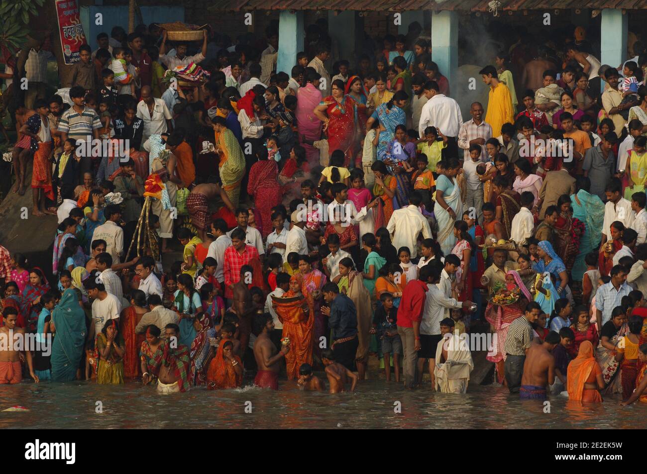 Chhath Puja festival, dédié au Dieu du Soleil Surya.un des festivals religieux les plus attendus dans le nord de l'Inde.célèbre des ghats de Kolkata, la population nettoie ses péchés dans les eaux de la rivière Hooghly ( un disitributary du Ganga ), Kolkata, Inde.Festival Chhath Puja, Dedie au dieu du soleil Surya.un des festivals les plus attendu dans le nord de l'Inde.sur les ghats celebres de Calcutta, la population se purifie de ses noix dans les eaux de la riviere Hoogly( defluent du Gange ), Calcutta, Inde, 2007. Photos de David Lefranc/ABACAPRESS.COM Banque D'Images