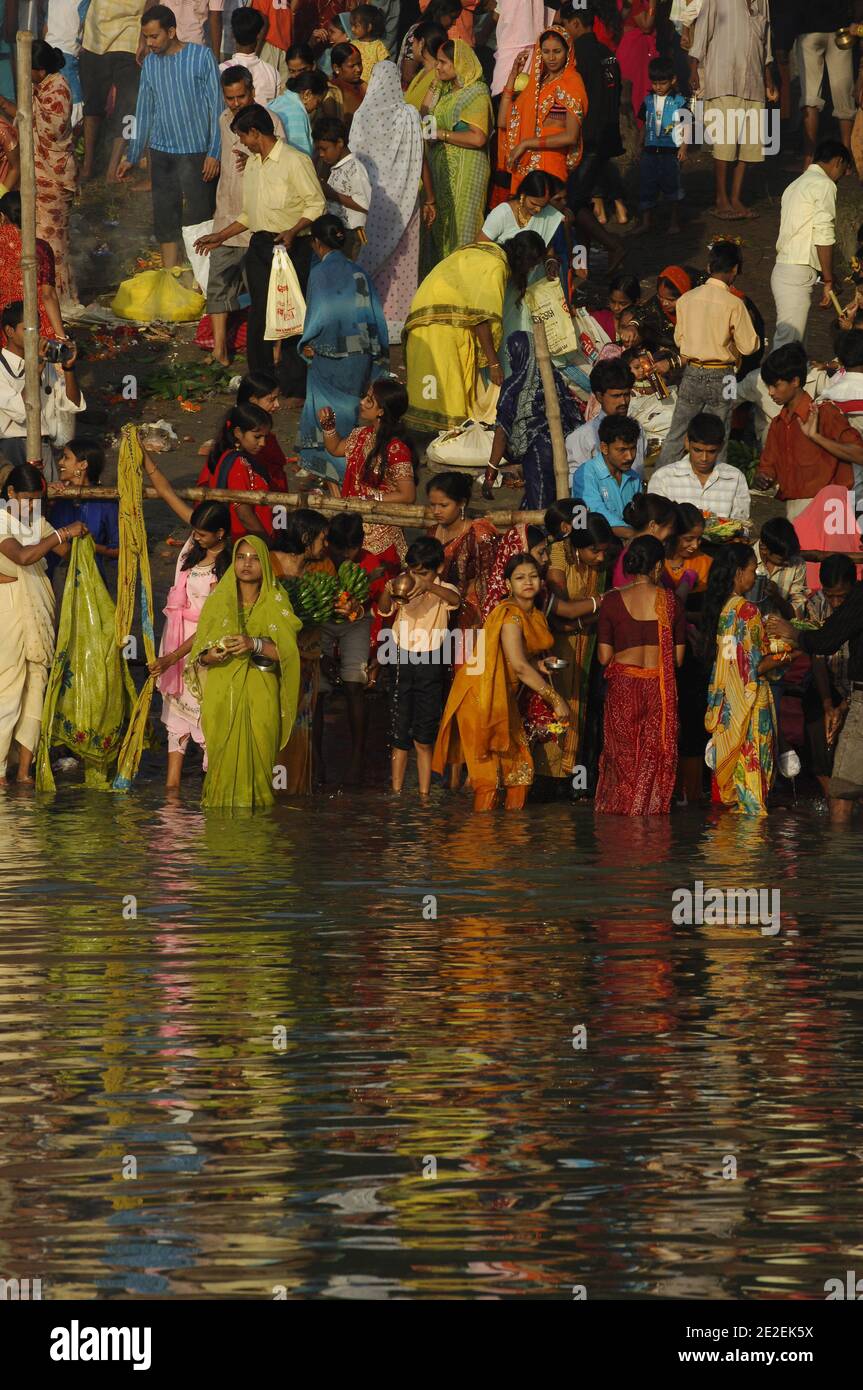 Chhath Puja festival, dédié au Dieu du Soleil Surya.un des festivals religieux les plus attendus dans le nord de l'Inde.célèbre des ghats de Kolkata, la population nettoie ses péchés dans les eaux de la rivière Hooghly ( un disitributary du Ganga ), Kolkata, Inde.Festival Chhath Puja, Dedie au dieu du soleil Surya.un des festivals les plus attendu dans le nord de l'Inde.sur les ghats celebres de Calcutta, la population se purifie de ses noix dans les eaux de la riviere Hoogly( defluent du Gange ), Calcutta, Inde, 2007. Photos de David Lefranc/ABACAPRESS.COM Banque D'Images