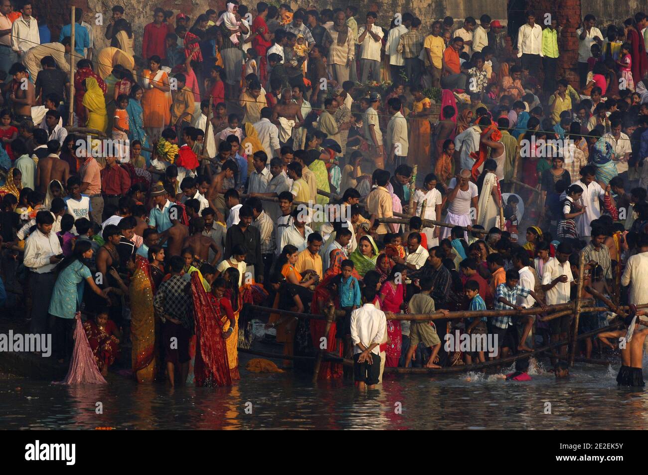 Chhath Puja festival, dédié au Dieu du Soleil Surya.un des festivals religieux les plus attendus dans le nord de l'Inde.célèbre des ghats de Kolkata, la population nettoie ses péchés dans les eaux de la rivière Hooghly ( un disitributary du Ganga ), Kolkata, Inde.Festival Chhath Puja, Dedie au dieu du soleil Surya.un des festivals les plus attendu dans le nord de l'Inde.sur les ghats celebres de Calcutta, la population se purifie de ses noix dans les eaux de la riviere Hoogly( defluent du Gange ), Calcutta, Inde, 2007. Photos de David Lefranc/ABACAPRESS.COM Banque D'Images