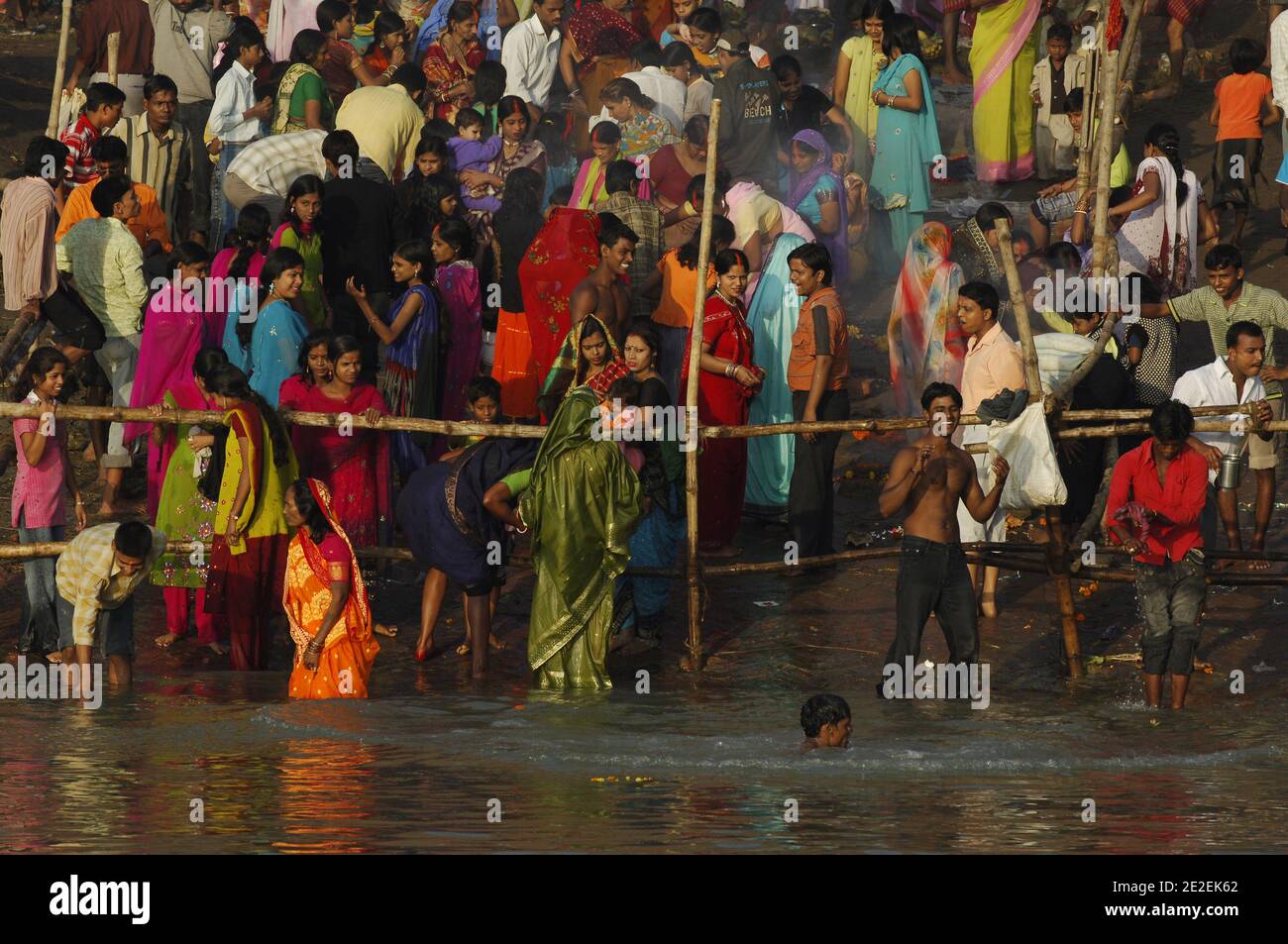 Chhath Puja festival, dédié au Dieu du Soleil Surya.un des festivals religieux les plus attendus dans le nord de l'Inde.célèbre des ghats de Kolkata, la population nettoie ses péchés dans les eaux de la rivière Hooghly ( un disitributary du Ganga ), Kolkata, Inde.Festival Chhath Puja, Dedie au dieu du soleil Surya.un des festivals les plus attendu dans le nord de l'Inde.sur les ghats celebres de Calcutta, la population se purifie de ses noix dans les eaux de la riviere Hoogly( defluent du Gange ), Calcutta, Inde, 2007. Photos de David Lefranc/ABACAPRESS.COM Banque D'Images