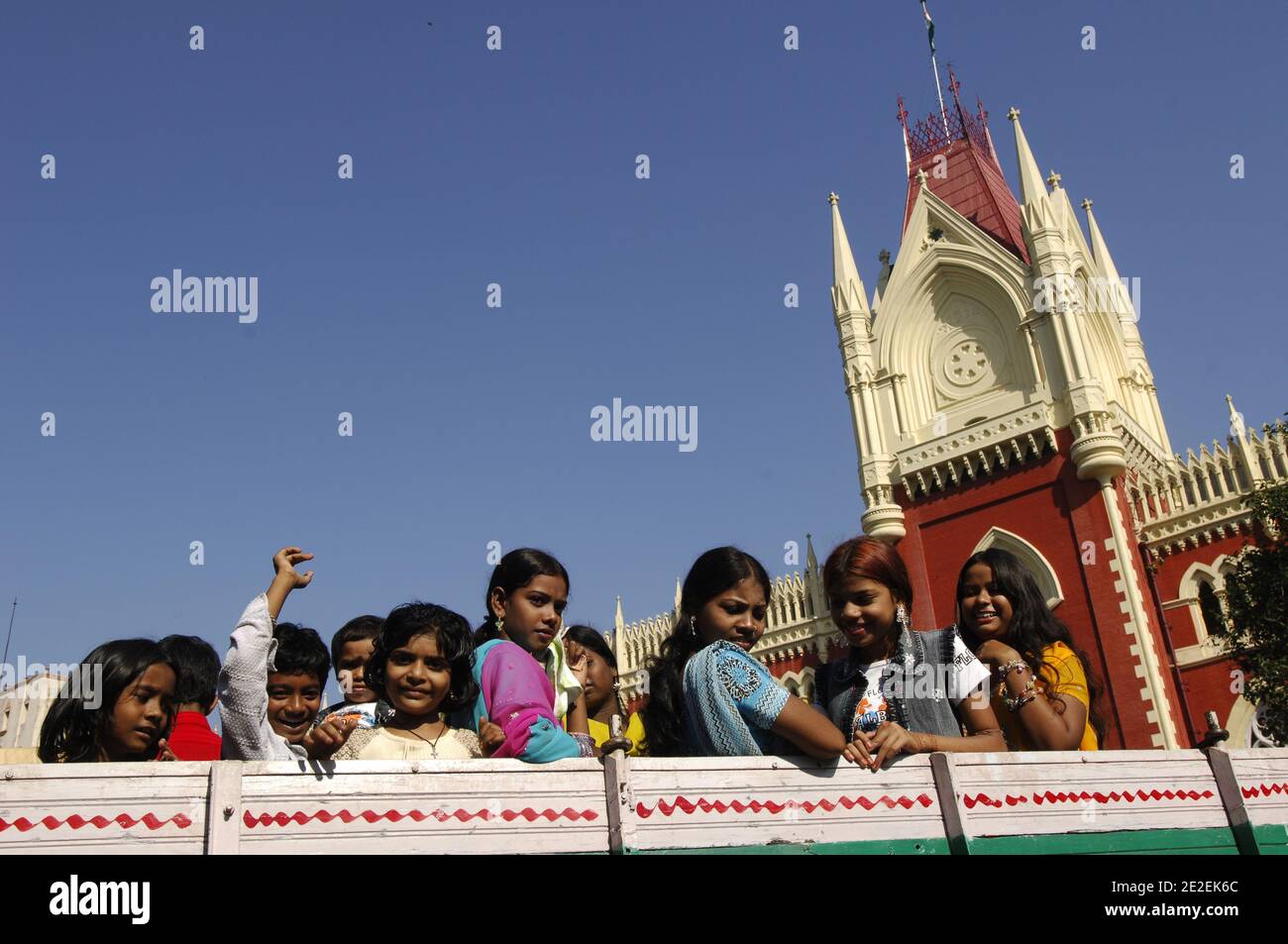 Chhath Puja festival, dédié au Dieu du Soleil Surya.un des festivals religieux les plus attendus dans le nord de l'Inde.célèbre des ghats de Kolkata, la population nettoie ses péchés dans les eaux de la rivière Hooghly ( un disitributary du Ganga ), enfants, Kolkata, Inde.Festival Chhath Puja, Dedie au dieu du soleil Surya.un des festivals les plus attendu dans le nord de l'Inde.sur les ghats celebres de Calcutta, la population se purifie de ses noix dans les eaux de la riviere Hoogly( defluent du Gange ), Calcutta, enfants, Inde, 2007. Photos de David Lefranc/ABACAPRESS.COM Banque D'Images