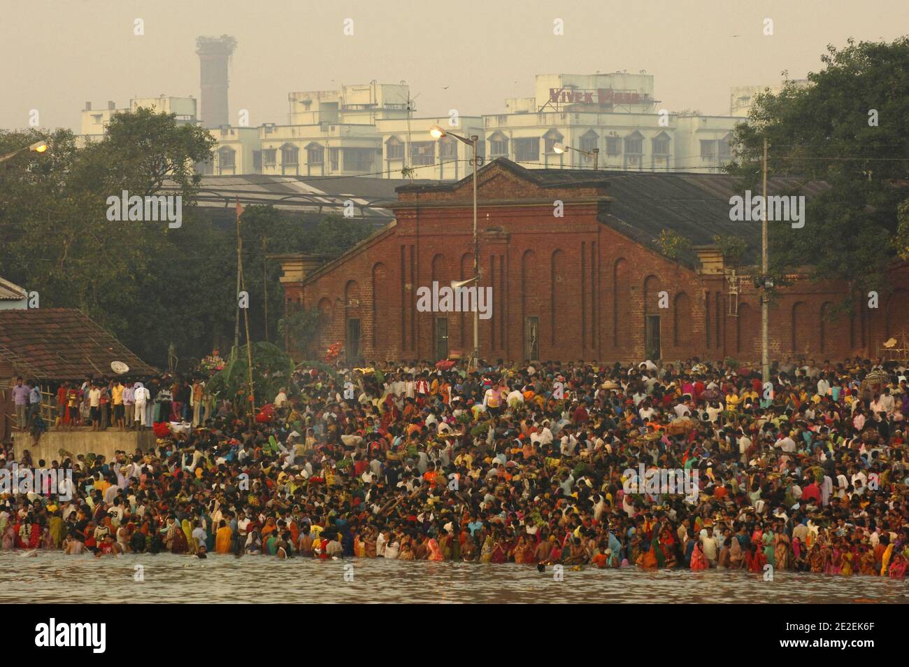 Chhath Puja festival, dédié au Dieu du Soleil Surya.un des festivals religieux les plus attendus dans le nord de l'Inde.célèbre des ghats de Kolkata, la population nettoie ses péchés dans les eaux de la rivière Hooghly ( un disitributary du Ganga ), Kolkata, Inde.Festival Chhath Puja, Dedie au dieu du soleil Surya.un des festivals les plus attendu dans le nord de l'Inde.sur les ghats celebres de Calcutta, la population se purifie de ses noix dans les eaux de la riviere Hoogly( defluent du Gange ), Calcutta, Inde, 2007. Photos de David Lefranc/ABACAPRESS.COM Banque D'Images