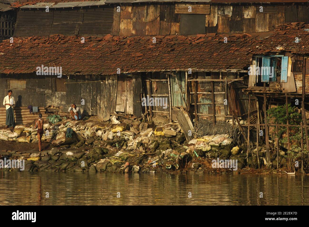 Chhath Puja festival, dédié au Dieu du Soleil Surya.un des festivals religieux les plus attendus dans le nord de l'Inde.célèbre des ghats de Kolkata, la population nettoie ses péchés dans les eaux de la rivière Hooghly ( un disitributary du Ganga ), Kolkata, Inde.Festival Chhath Puja, Dedie au dieu du soleil Surya.un des festivals les plus attendu dans le nord de l'Inde.sur les ghats celebres de Calcutta, la population se purifie de ses noix dans les eaux de la riviere Hoogly( defluent du Gange ), Calcutta, Inde, 2007. Photos de David Lefranc/ABACAPRESS.COM Banque D'Images