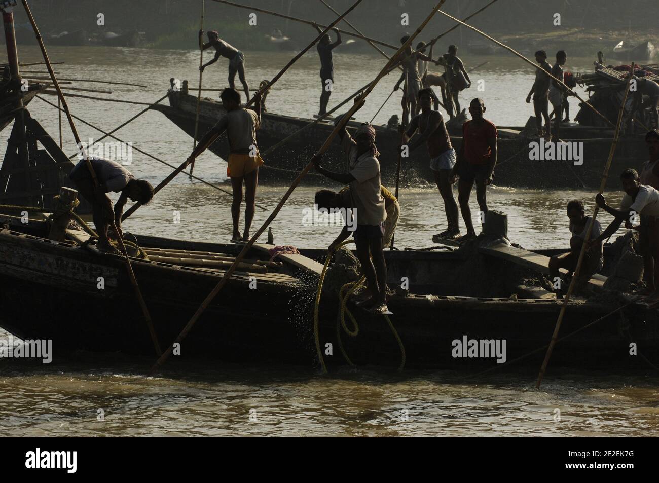 Chhath Puja festival, dédié au Dieu du Soleil Surya.un des festivals religieux les plus attendus dans le nord de l'Inde.célèbre des ghats de Kolkata, la population nettoie ses péchés dans les eaux de la rivière Hooghly ( un disitributary du Ganga ), navire, bateau, Kolkata, Inde.Festival Chhath Puja, Dedie au dieu du soleil Surya.un des festivals les plus attendu dans le nord de l'Inde.sur les ghats celebres de Calcutta, la population se purifie de ses noix dans les eaux de la riviere Hoogly( defluent du Gange ), barque, bateau, Calcutta, Inde, 2007. Photos de David Lefranc/ABACAPRESS.COM Banque D'Images