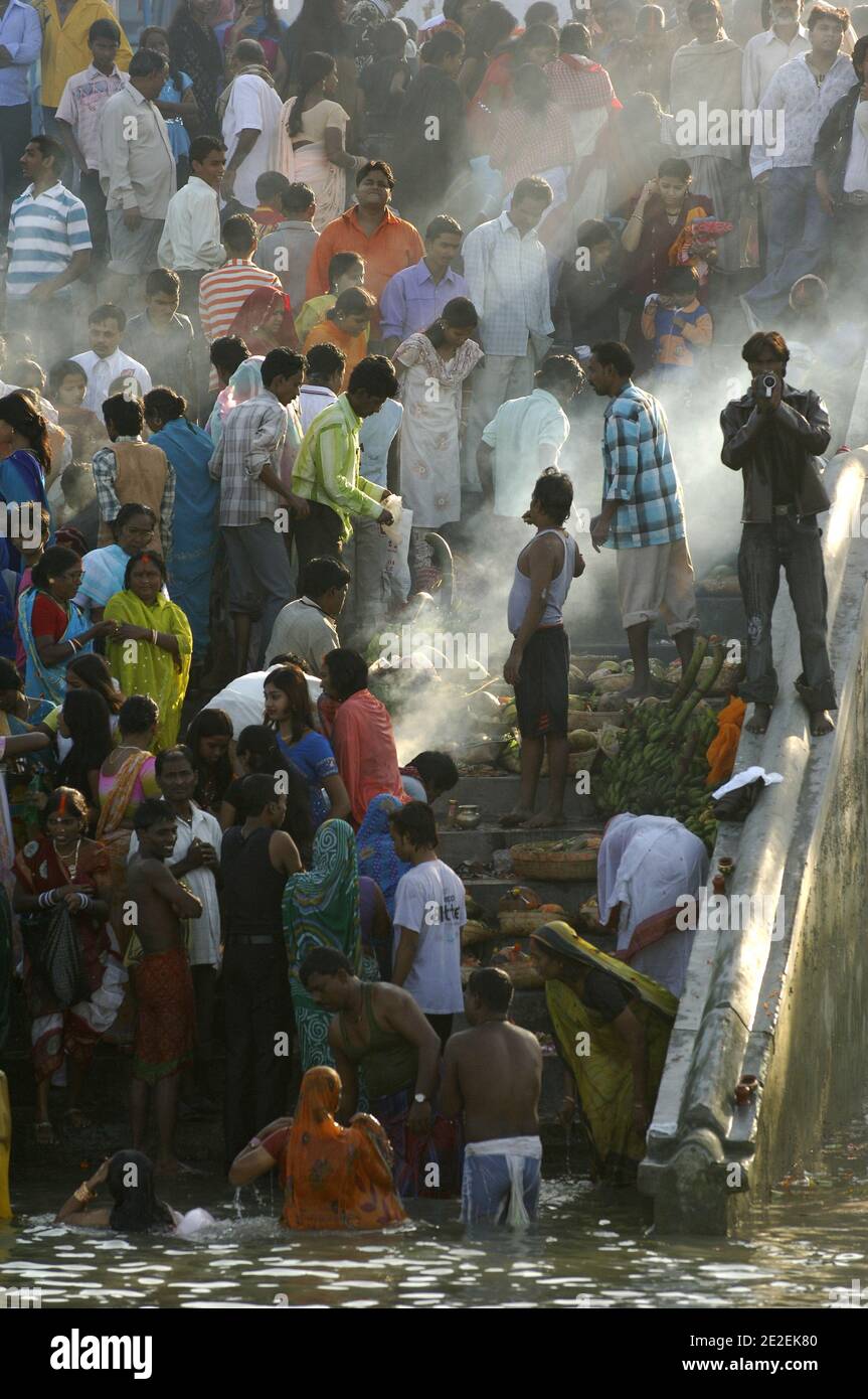 Chhath Puja festival, dédié au Dieu du Soleil Surya.un des festivals religieux les plus attendus dans le nord de l'Inde.célèbre des ghats de Kolkata, la population nettoie ses péchés dans les eaux de la rivière Hooghly ( un disitributary du Ganga ), Kolkata, Inde.Festival Chhath Puja, Dedie au dieu du soleil Surya.un des festivals les plus attendu dans le nord de l'Inde.sur les ghats celebres de Calcutta, la population se purifie de ses noix dans les eaux de la riviere Hoogly( defluent du Gange ), Calcutta, Inde, 2007. Photos de David Lefranc/ABACAPRESS.COM Banque D'Images