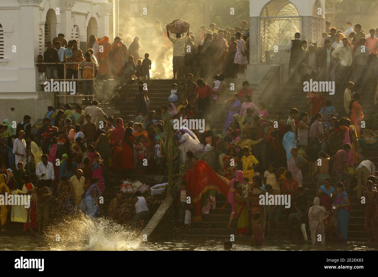 Chhath Puja festival, dédié au Dieu du Soleil Surya.un des festivals religieux les plus attendus dans le nord de l'Inde.célèbre des ghats de Kolkata, la population nettoie ses péchés dans les eaux de la rivière Hooghly ( un disitributary du Ganga ), Kolkata, Inde.Festival Chhath Puja, Dedie au dieu du soleil Surya.un des festivals les plus attendu dans le nord de l'Inde.sur les ghats celebres de Calcutta, la population se purifie de ses noix dans les eaux de la riviere Hoogly( defluent du Gange ), Calcutta, Inde, 2007. Photos de David Lefranc/ABACAPRESS.COM Banque D'Images