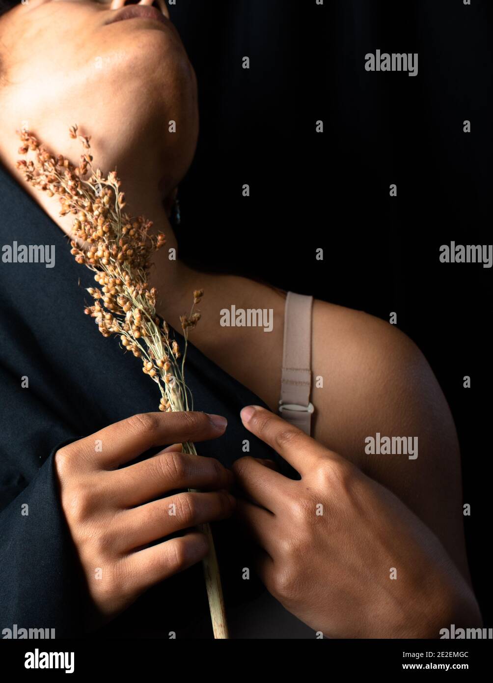 magnifique portrait d'une femme féminine avec éclairage studio et mains posées Banque D'Images