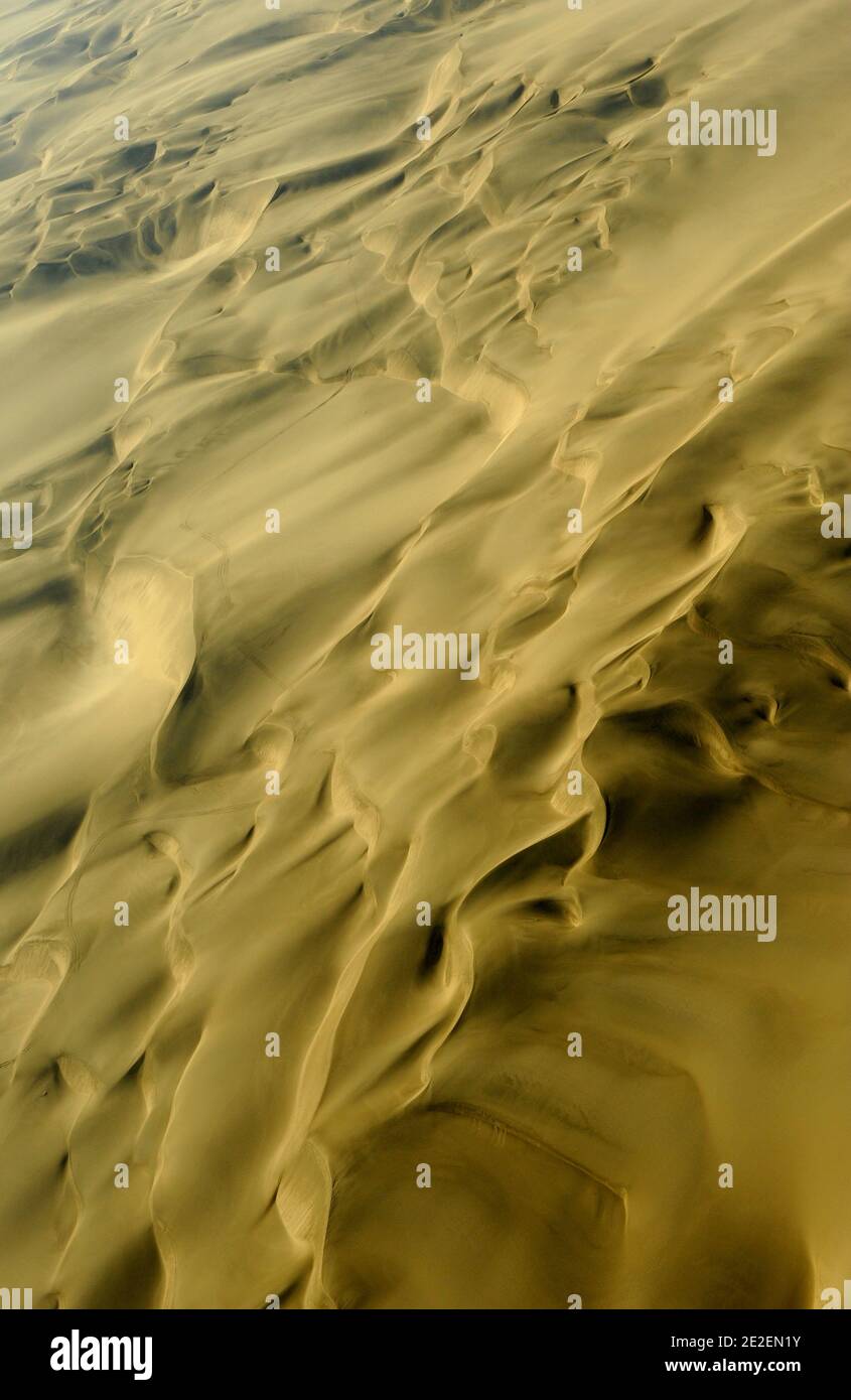 Sossusvlei dunes de sable.Sossuvlei est situé à côté du Sesriem Canyon, dans le parc Namib Naukluft. Les dunes s'élèvent à plus de 375 mètres au-dessus de la rivière Tsauchab qui coule d'est en ouest pour mourir dans le désert à quelques kilomètres de l'océan Atlantique. Ils sont parmi les dunes les plus hautes du monde. Ces dunes sont situées au sommet d'un ancien désert pétrifié qui forme une base de grès, Namibie, 2008. Dunes de sable de Sossulvlei. Sossuvlei se trouve à côte du canyon de Sesriem, à l’interieur du parc de Namib Naukluft. Les dunes s’élèvent à plus de 375 mètres au-dessus de la rivière Tsauchab qui coule Banque D'Images