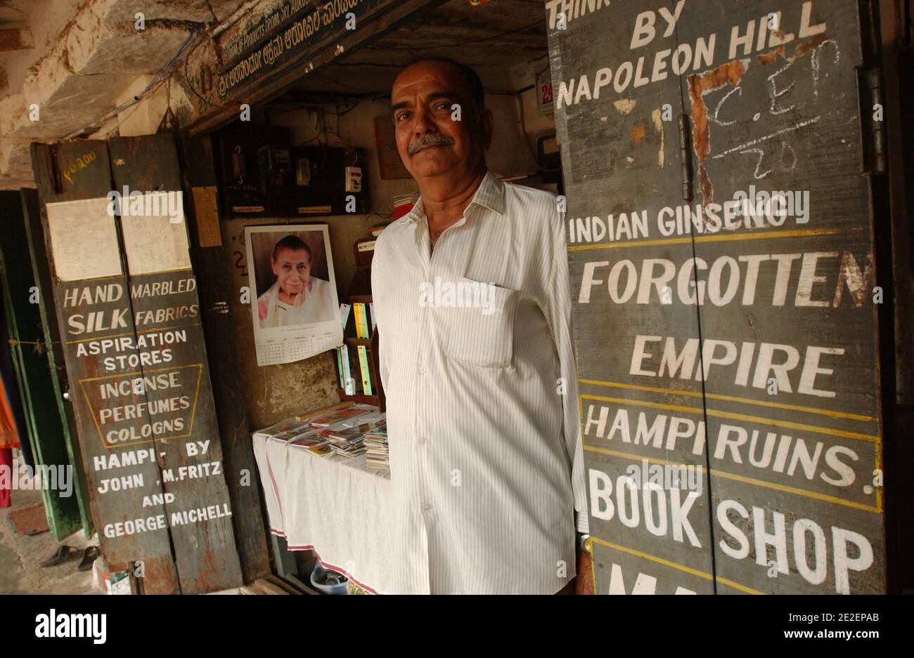 Portrait d'un commerçant indien, Hampi, mars 2008.Hampi est un village dans l'État de Karnataka en Inde. Il est situé à l'intérieur des murs de la ville en ruines de Vijayanagara, 500 monuments dispersés autour d'un immense chaos de granit. Portrait d'un commerçant indien, Hampi, mars 2008. Hampi est un village de l'Etat du Karnataka en Inde. Il est situé à l'intérieur de l'enceinte de la ville en ruine de Vijayanagara, 500 monuments disséminés dans un immense chaos grandiose. Photo de David Lefranc/ABACAPRESS.COM Banque D'Images