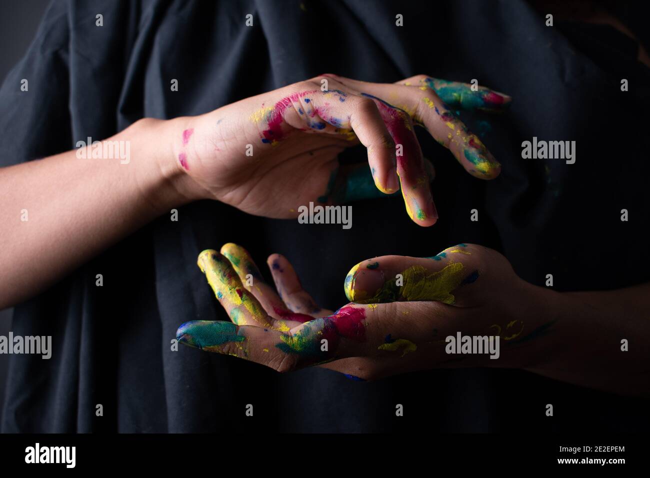 Portrait artistique à la main avec fond noir et peinture colorée Banque D'Images