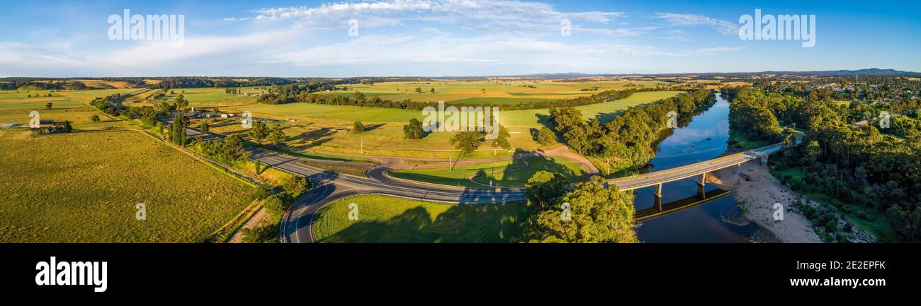 Large panorama aérien de Princes Highway à travers la campagne australienne au coucher du soleil Banque D'Images