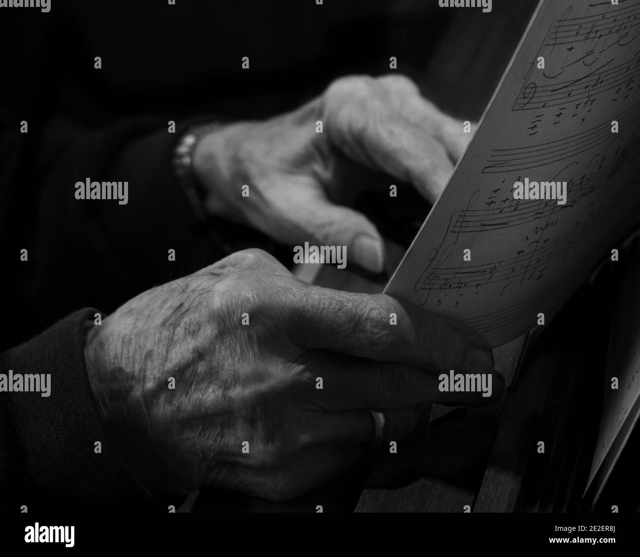 Les mains de sexe masculin, belles et vieillards, vous permettent d'écouter des pages de musique un piano Banque D'Images