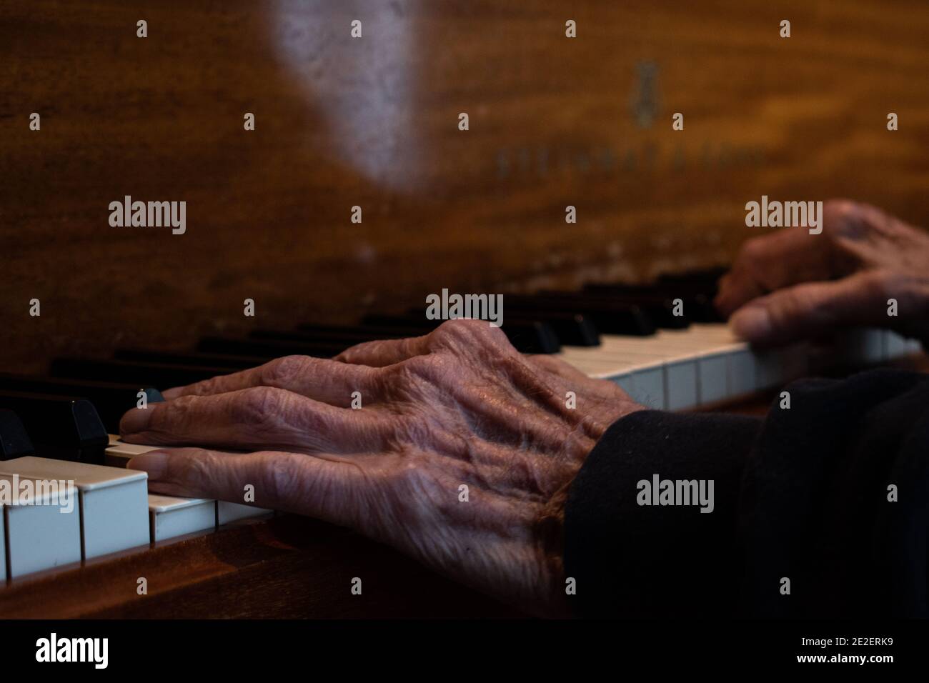 Gros plan des mains sur un piano Banque D'Images