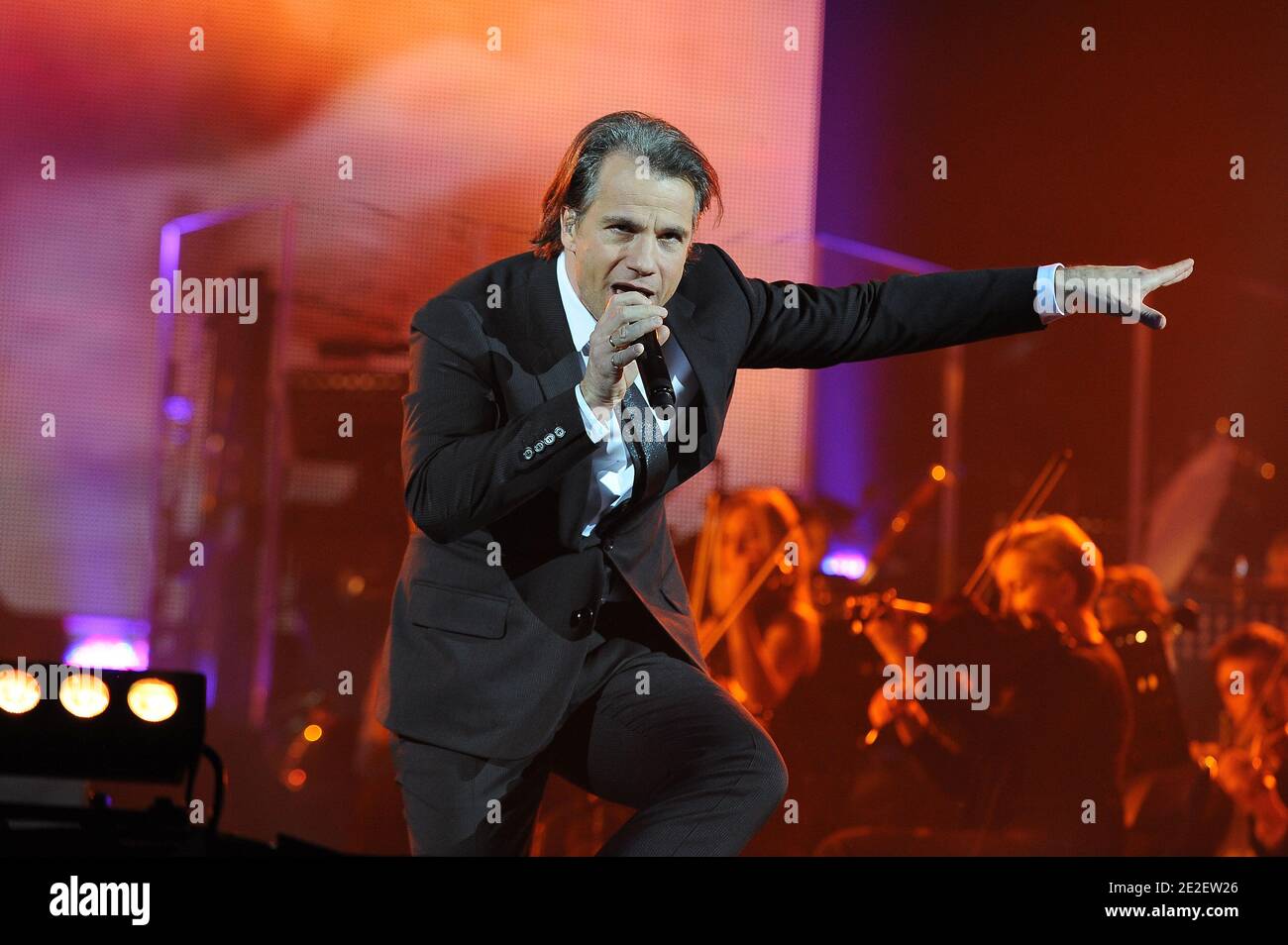 Bruno Pelletier se produit en direct lors du spectacle « notre Dame de Paris » à Bercy à Paris, France, le 16 décembre 2011. Photo de Nicolas Briquet/ABACAPRESS.COM Banque D'Images