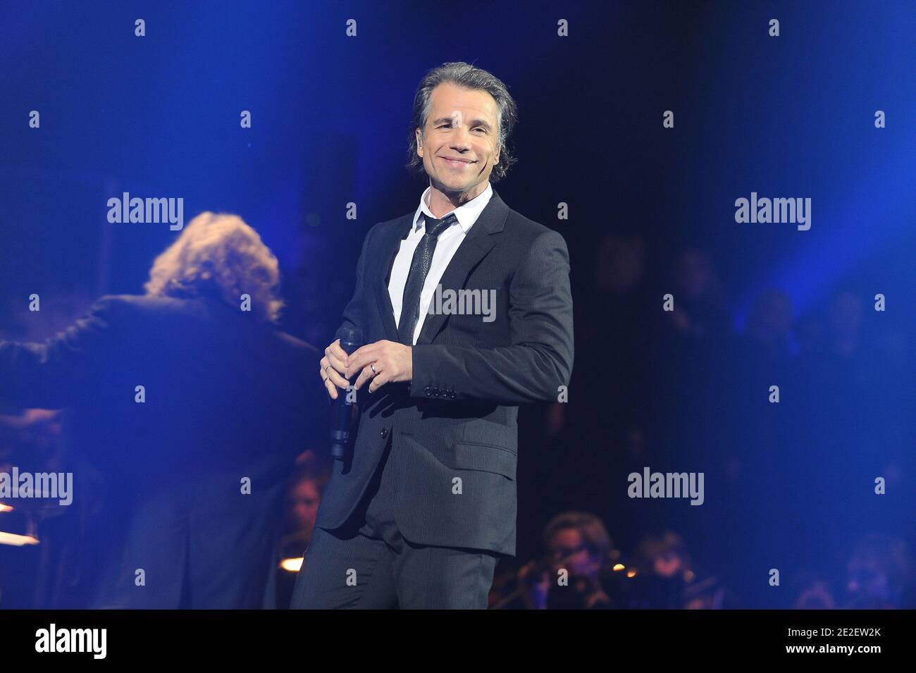 Bruno Pelletier se produit en direct lors du spectacle « notre Dame de Paris » à Bercy à Paris, France, le 16 décembre 2011. Photo de Nicolas Briquet/ABACAPRESS.COM Banque D'Images