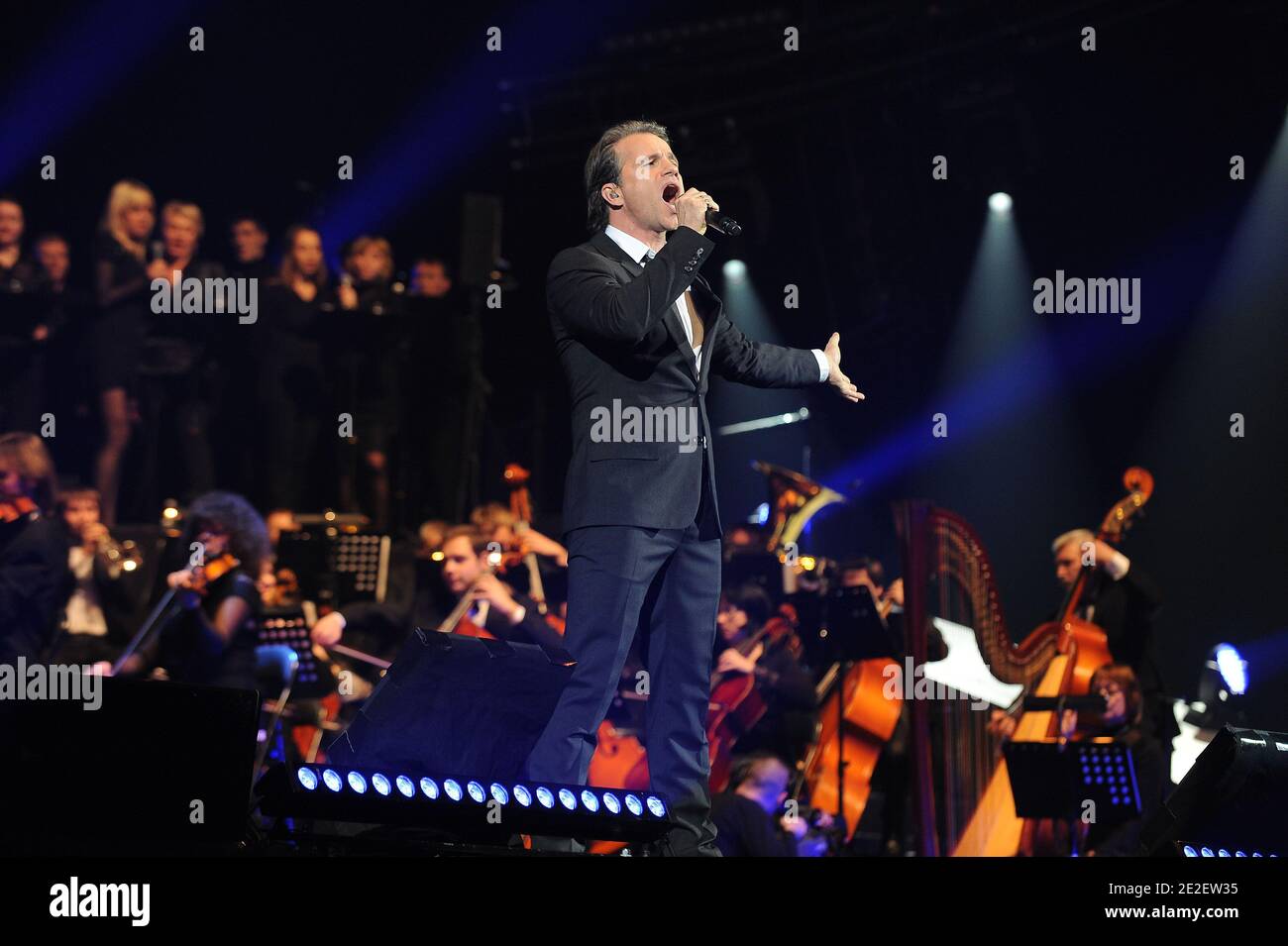 Bruno Pelletier se produit en direct lors du spectacle « notre Dame de Paris » à Bercy à Paris, France, le 16 décembre 2011. Photo de Nicolas Briquet/ABACAPRESS.COM Banque D'Images