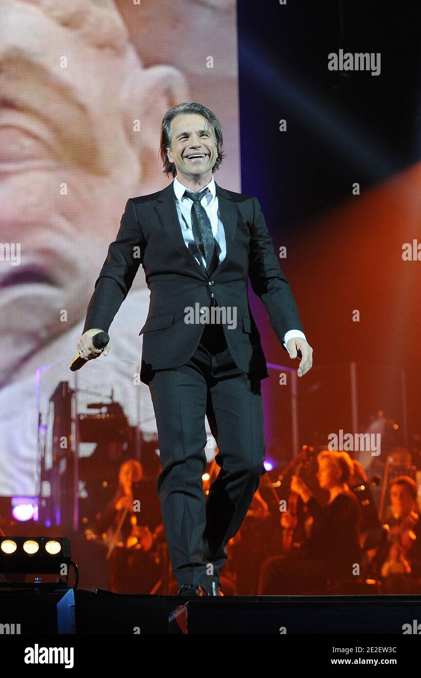 Bruno Pelletier se produit en direct lors du spectacle « notre Dame de Paris » à Bercy à Paris, France, le 16 décembre 2011. Photo de Nicolas Briquet/ABACAPRESS.COM Banque D'Images