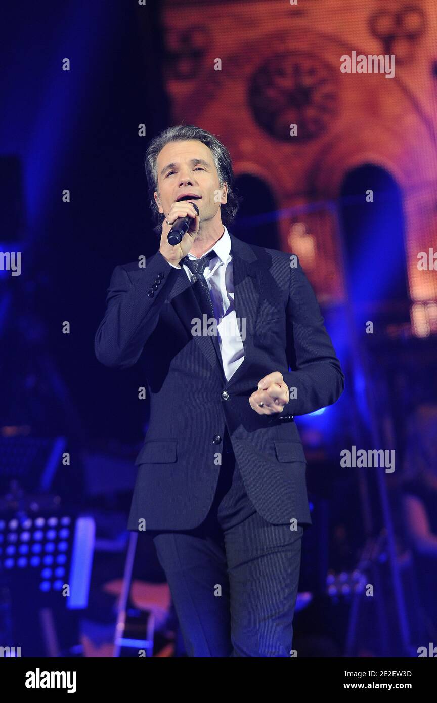 Bruno Pelletier se produit en direct lors du spectacle « notre Dame de Paris » à Bercy à Paris, France, le 16 décembre 2011. Photo de Nicolas Briquet/ABACAPRESS.COM Banque D'Images