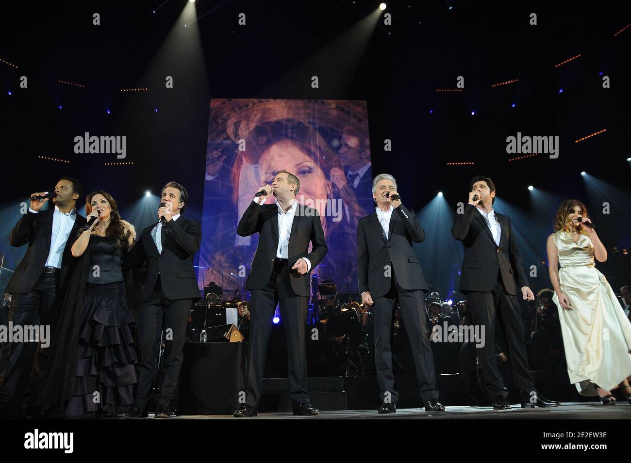 Luck Mervil, Helene Segara, Garou, Bruno Pelletier, Daniel Lavoie, Patrick Fiori et Julie Zenatti se produisent en direct lors du spectacle « notre Dame de Paris » à Bercy à Paris, France, le 16 décembre 2011. Photo de Nicolas Briquet/ABACAPRESS.COM Banque D'Images