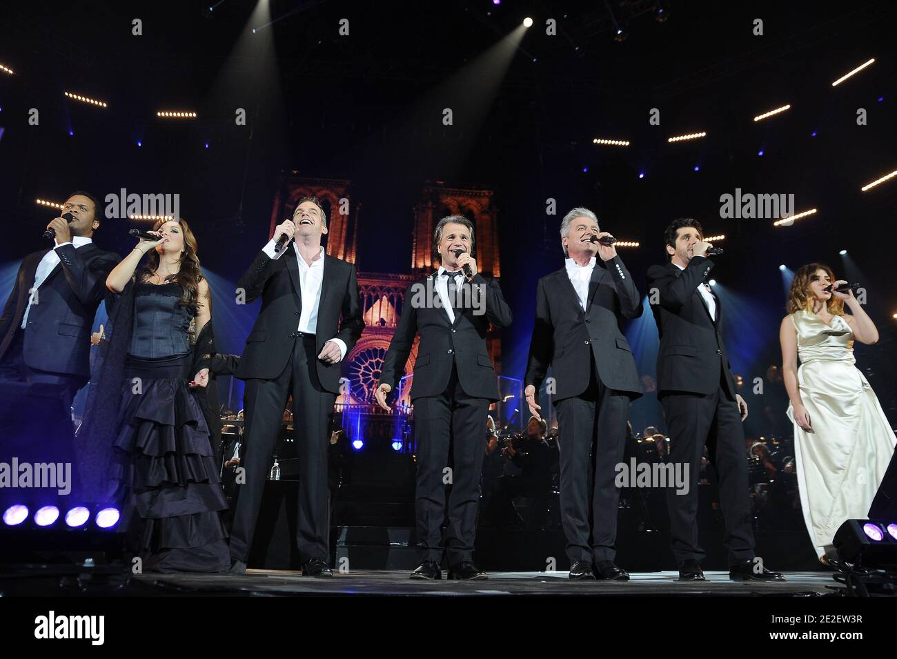 Luck Mervil, Helene Segara, Garou, Bruno Pelletier, Daniel Lavoie, Patrick Fiori et Julie Zenatti se produisent en direct lors du spectacle « notre Dame de Paris » à Bercy à Paris, France, le 16 décembre 2011. Photo de Nicolas Briquet/ABACAPRESS.COM Banque D'Images