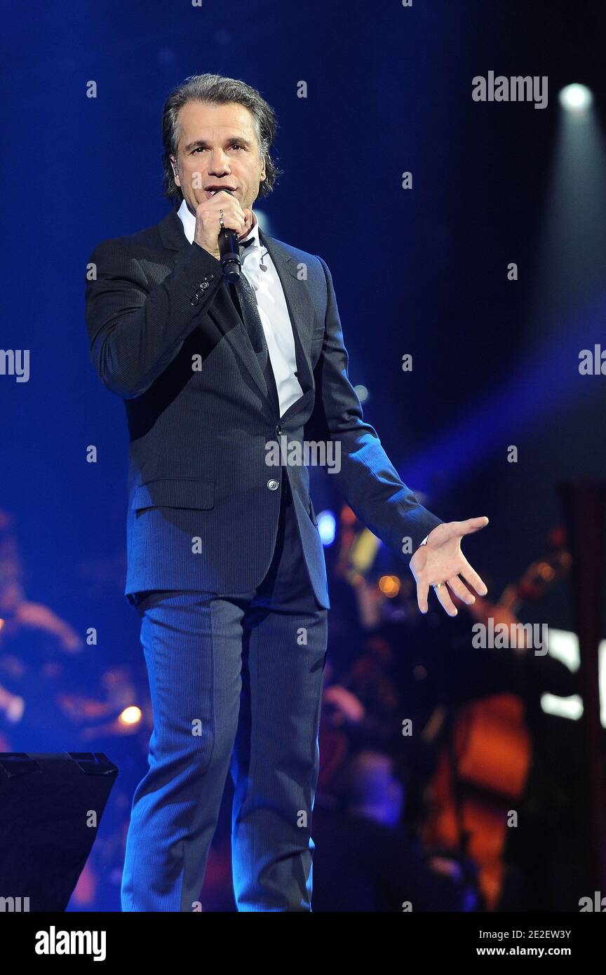 Bruno Pelletier se produit en direct lors du spectacle « notre Dame de Paris » à Bercy à Paris, France, le 16 décembre 2011. Photo de Nicolas Briquet/ABACAPRESS.COM Banque D'Images
