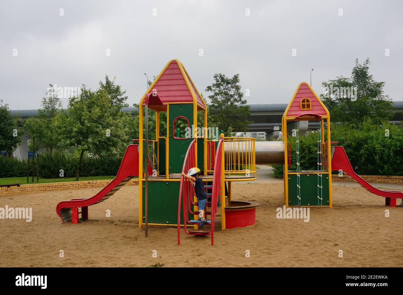 POZNAN, POLOGNE - 23 juillet 2017 : équipement coloré dans une aire de jeux avec un enfant dans un parc Banque D'Images