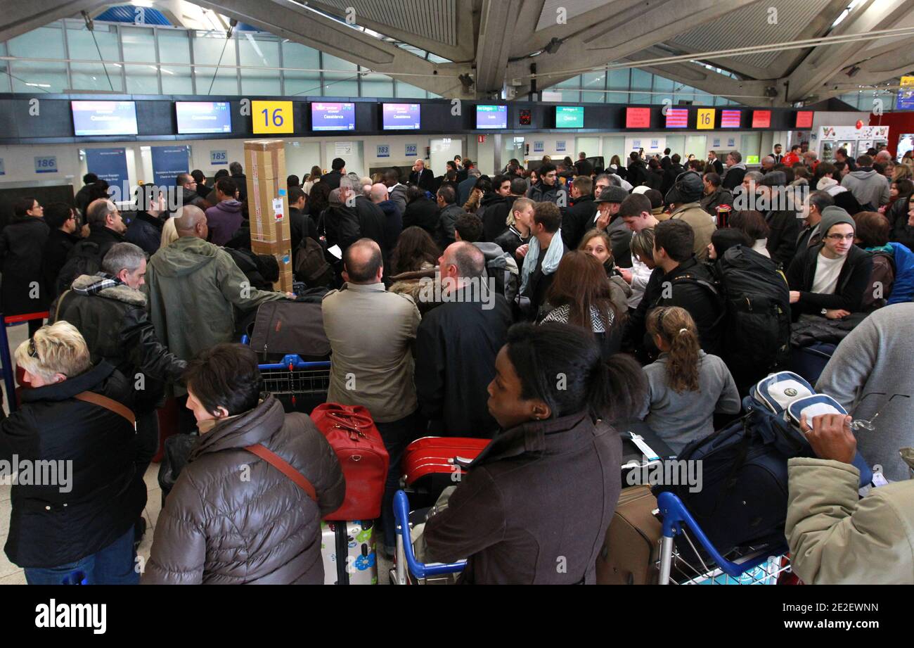 Les passagers font la queue à l'aéroport de Saint-Exupéry, dans la ville orientale de Lyon, en France, le 17 décembre 2011, où les vols ont été annulés à la suite d'une grève des agents de sécurité pour demander des augmentations de salaire et de meilleures conditions de travail. Photo de Vincent Dargent/ABACAPRESS.COM Banque D'Images